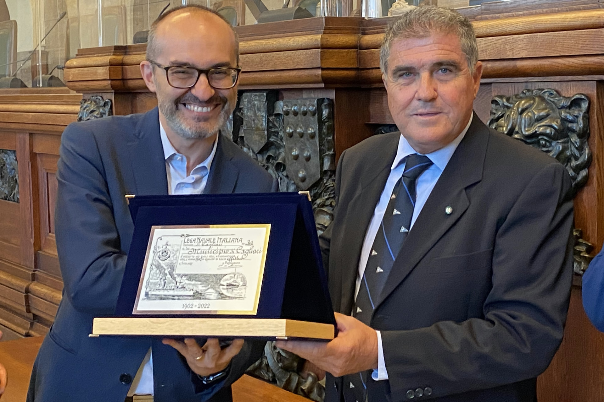 Il sindaco Paolo Truzzu riceve la targa dall'Ammiraglio Giuseppe La Rosa: 120 anni della Lega Navale di Cagliari