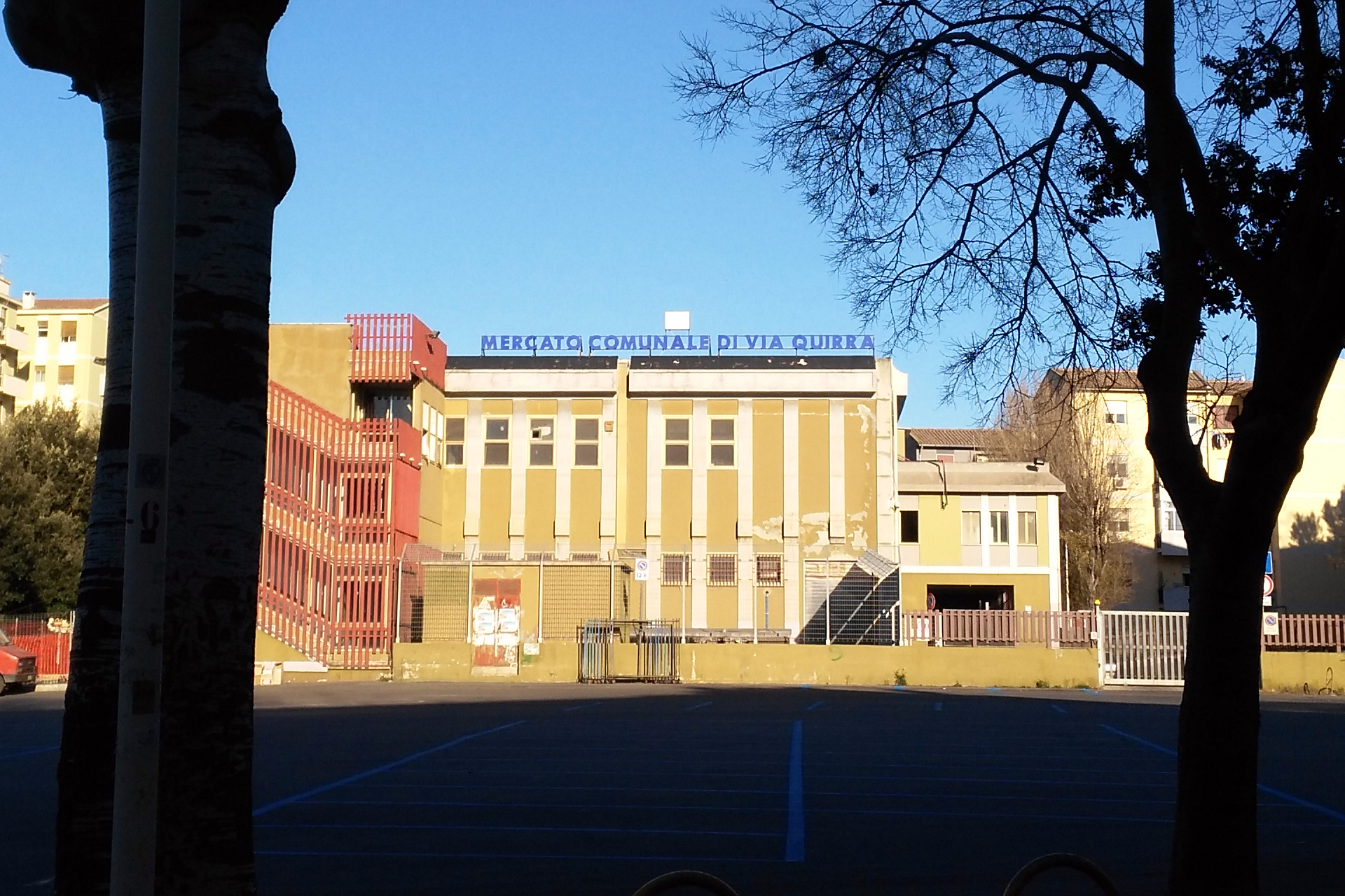 Gli spazi esterni del Mercato civico di via Quirra