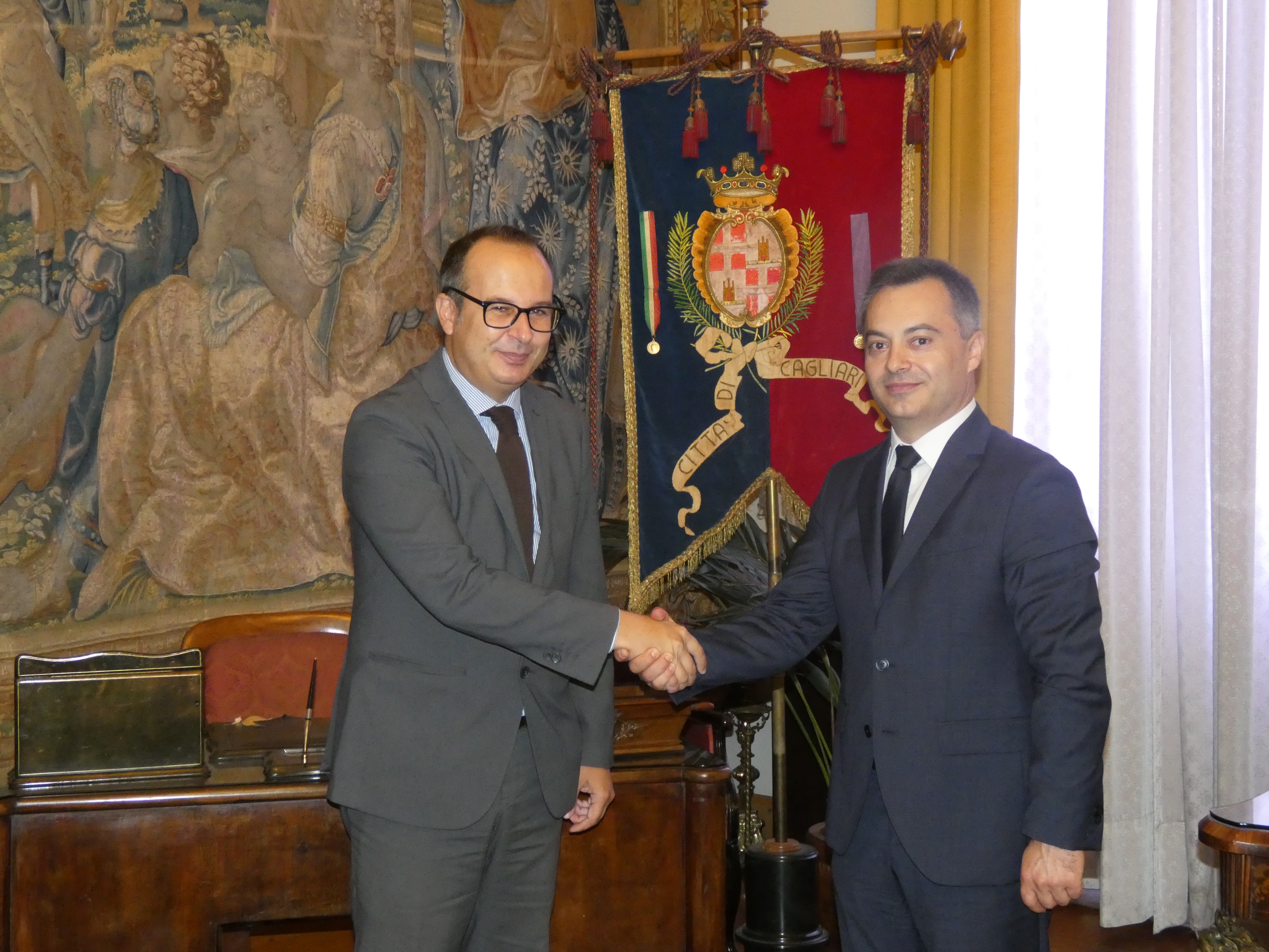 Il vicesindaco Giorgio Angius con console della Romania Cosmin Mitrea