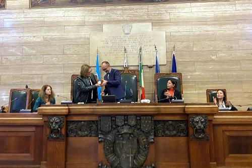 Il sindaco Truzzu conferisce la “Medaglia d’Onore Ottone Bacaredda” a Silvana Migoni