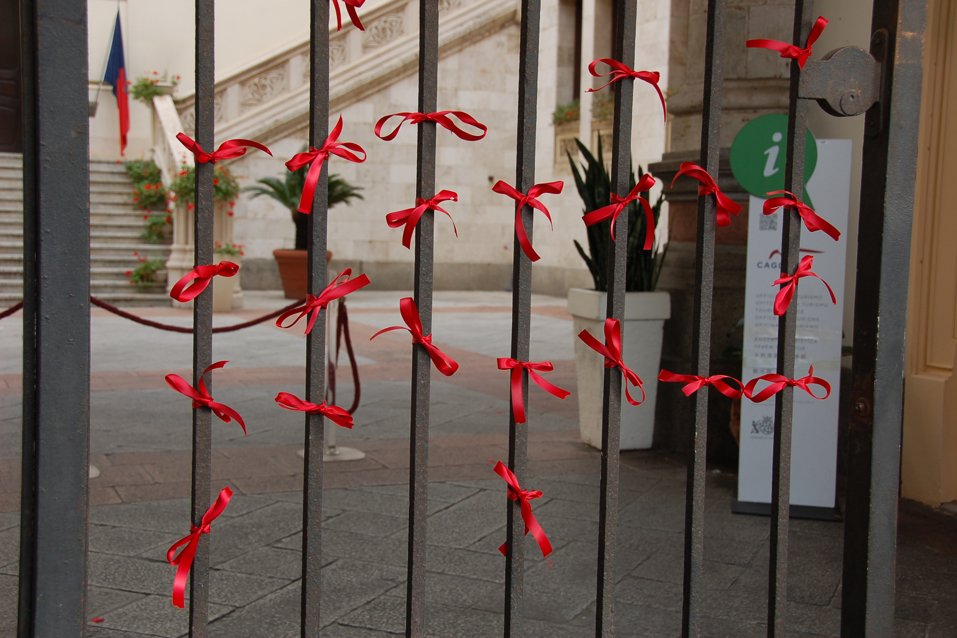 Nastri rossi in Municipio: No alla violenza sulle donne