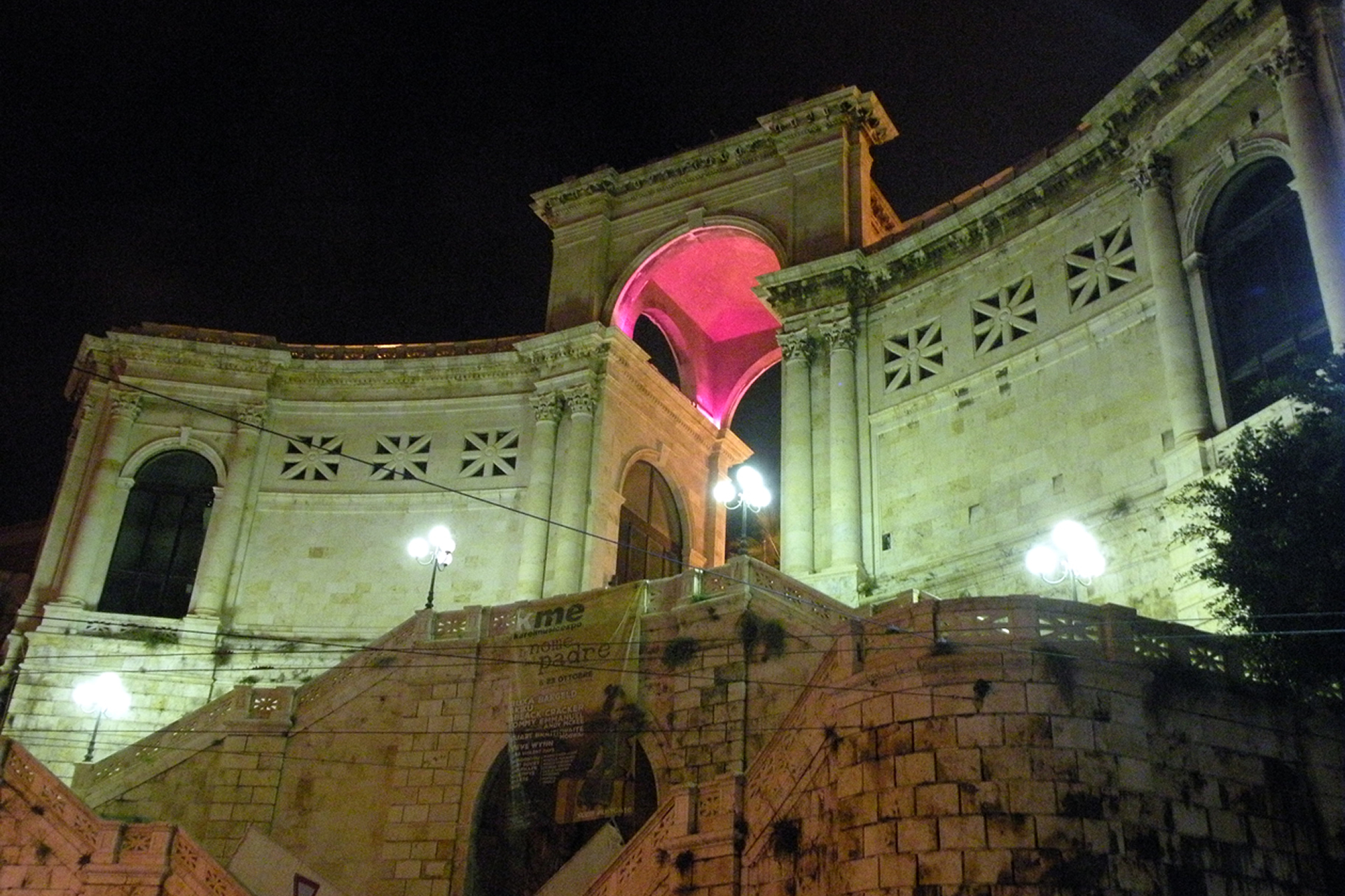 Bastione di Saint Remy illuminato di rosso