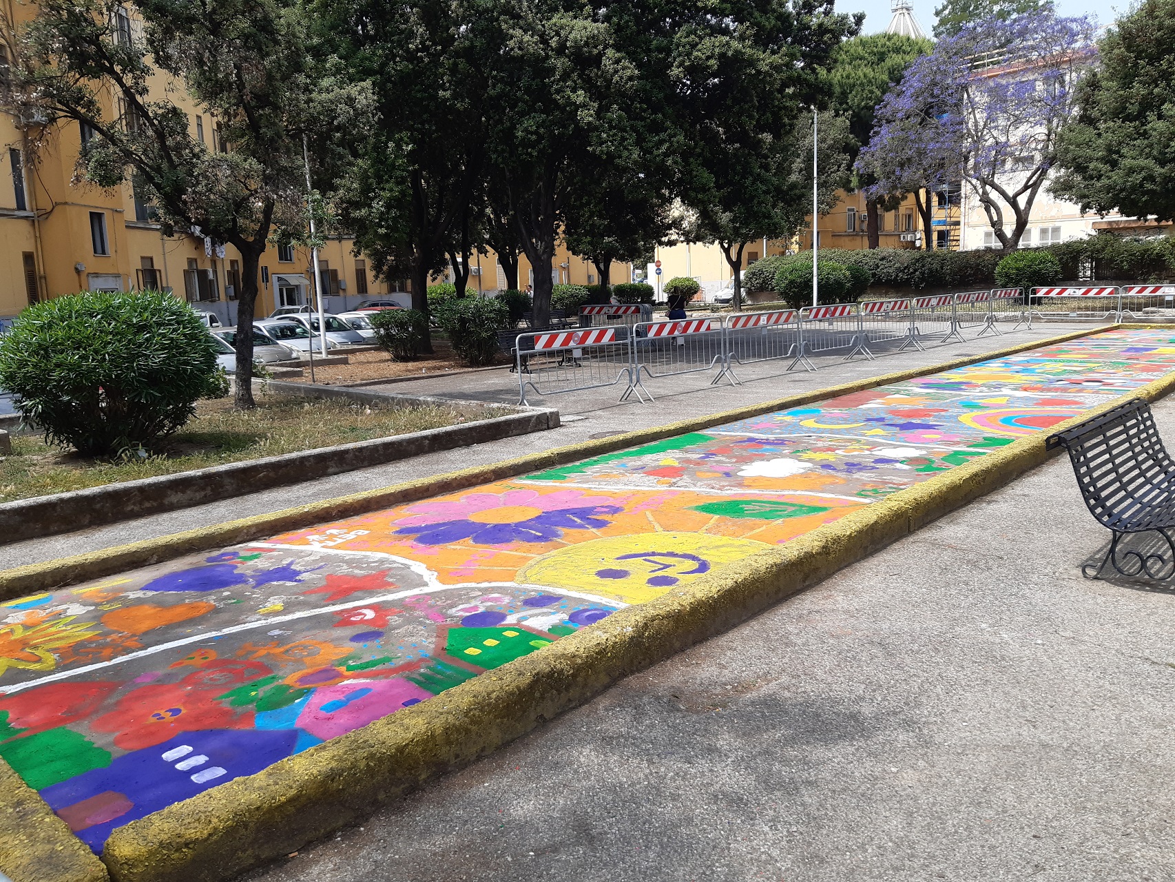 La pista da bocce colorata dai piccoli abitanti del quartiere
