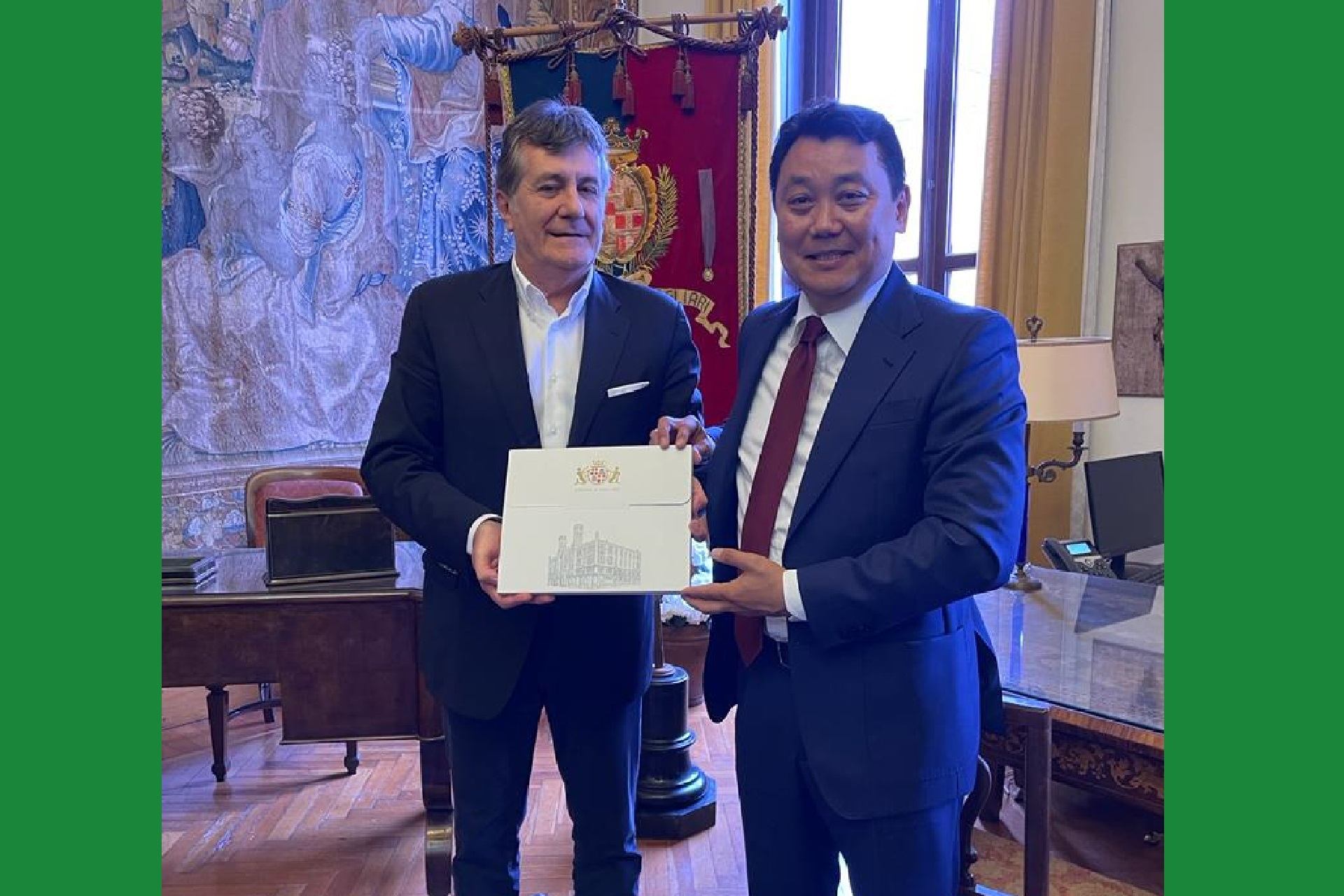 Il presidente Tocco con l'ambasciatore Bazarbaev (archivio)