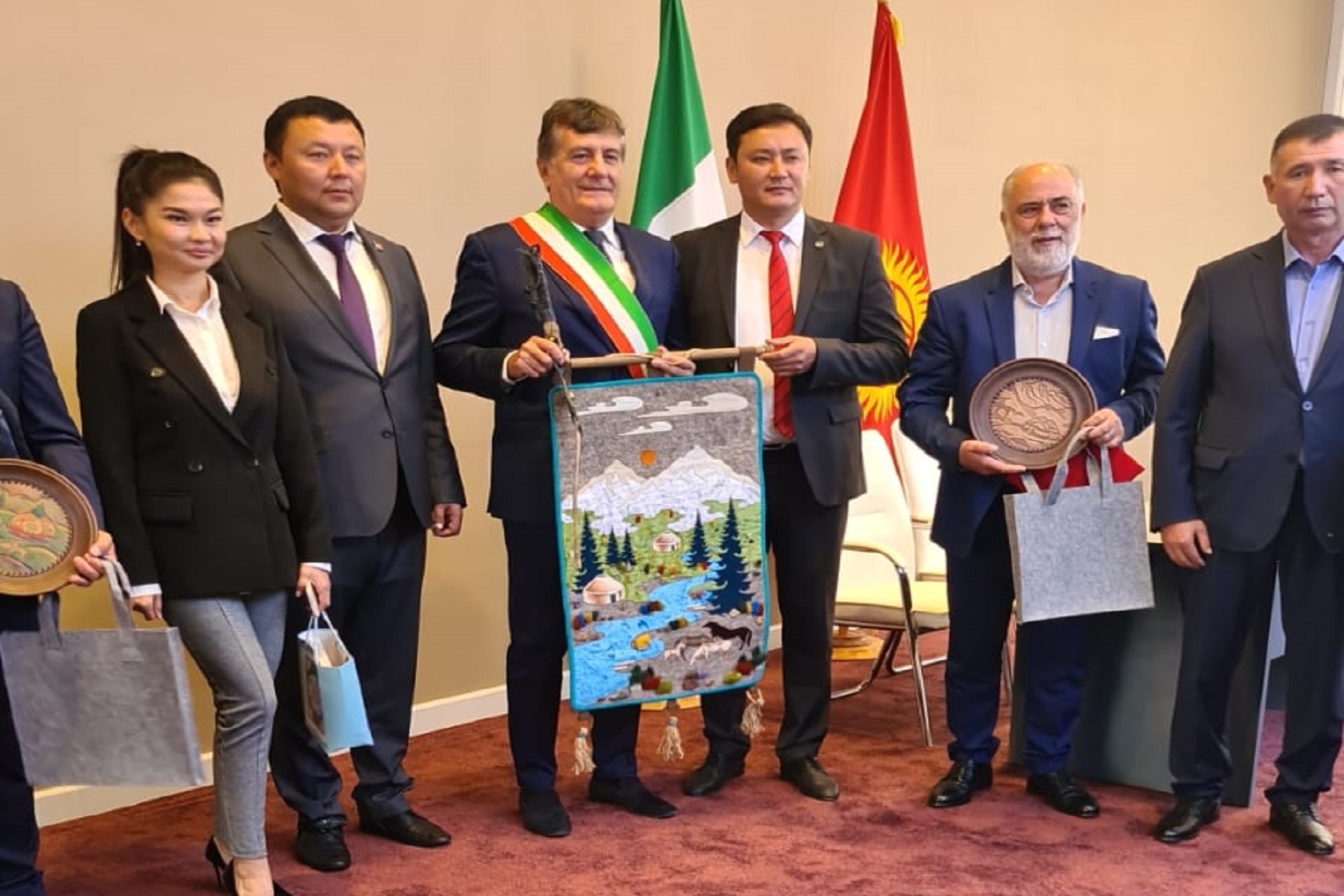 Kirghizistan - Il presidente Tocco con il sindaco di Karakol