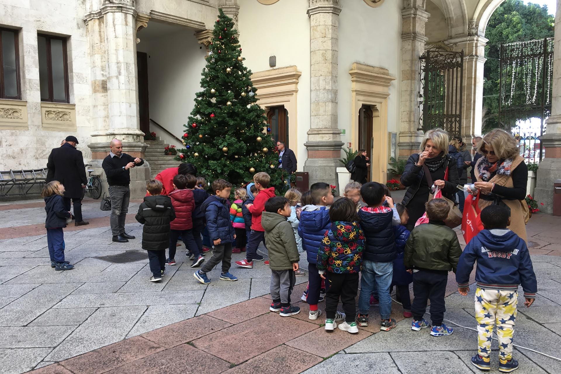 I bambini della scuola materna addobbano l'albero di Natale del Palazzo Civico
