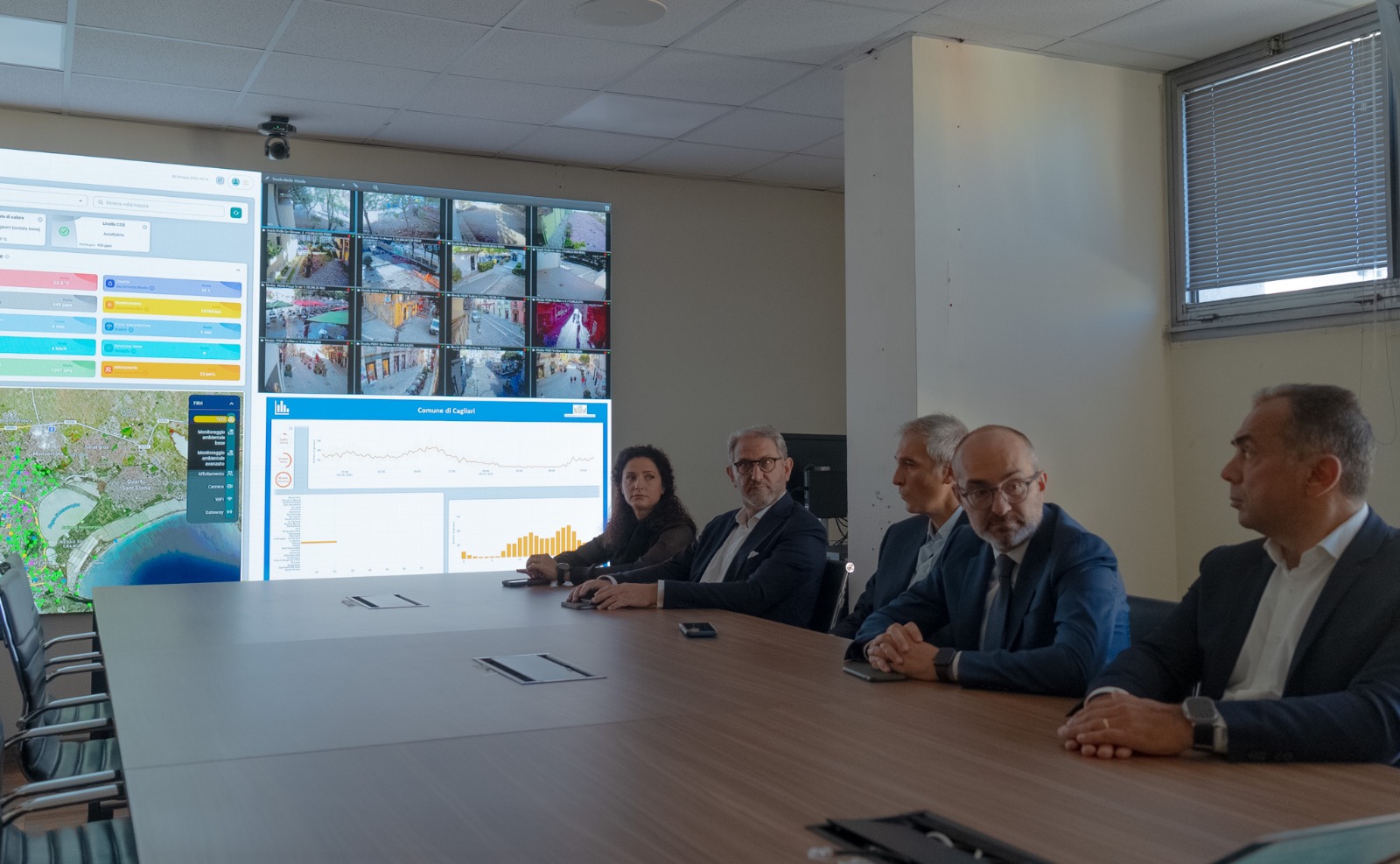 Il tavolo dei relatori e la dashboard di controllo