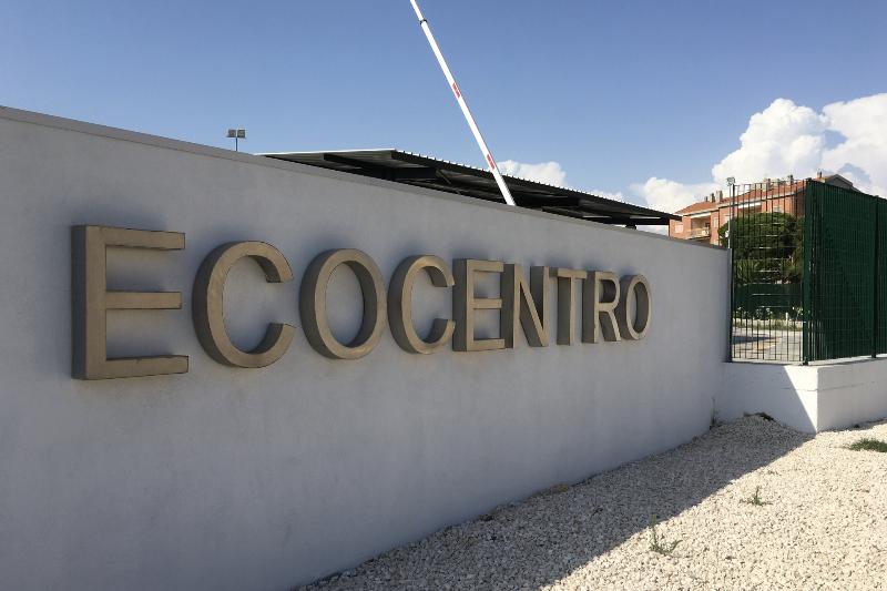 Lavori di integrazione delle aree verdi e degli arredi degli ecocentri comunali