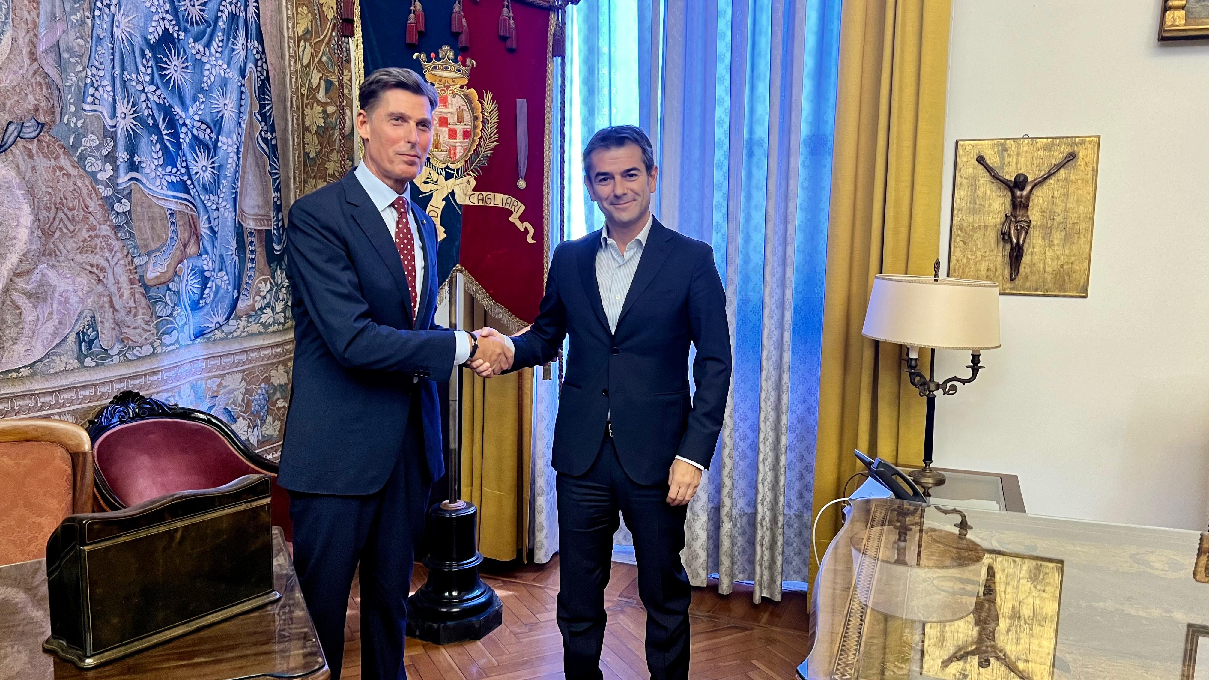 l sindaco Massimo Zedda con l’ambasciatore Willem van Ee