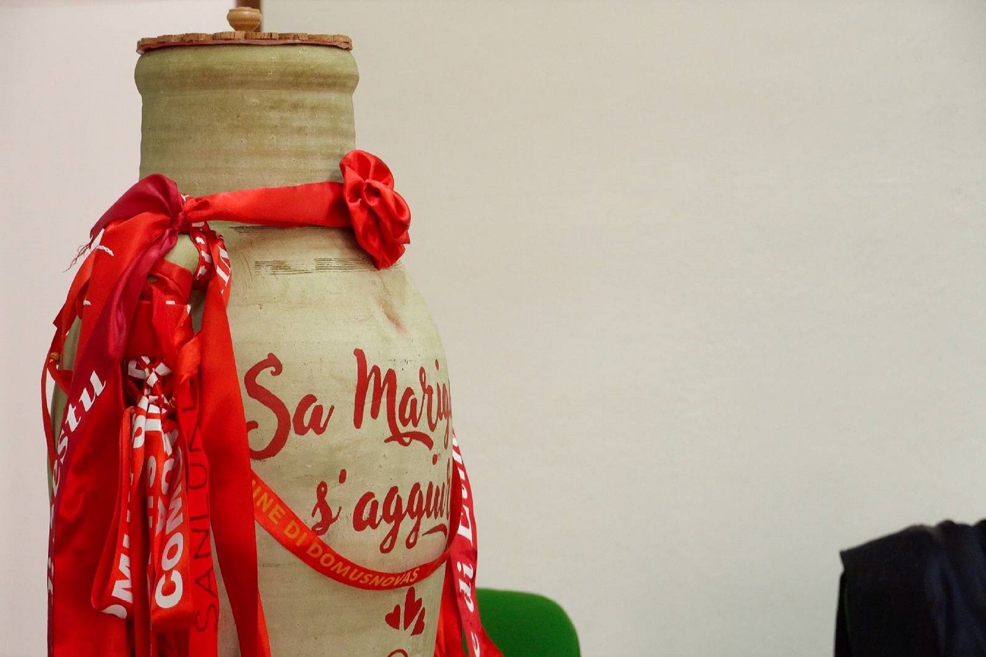 Comune di Cagliari | Prosegue il viaggio de “Sa mariga de s'aggiuru”: l' anfora dell'aiuto reciproco alla Mem per un incontro pubblico contro la  violenza di genere