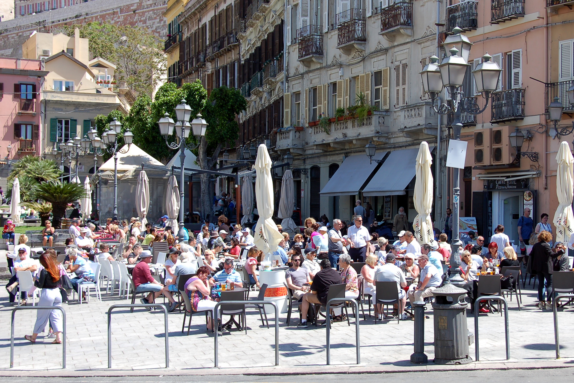 Turisti nel centro storico di Cagliari