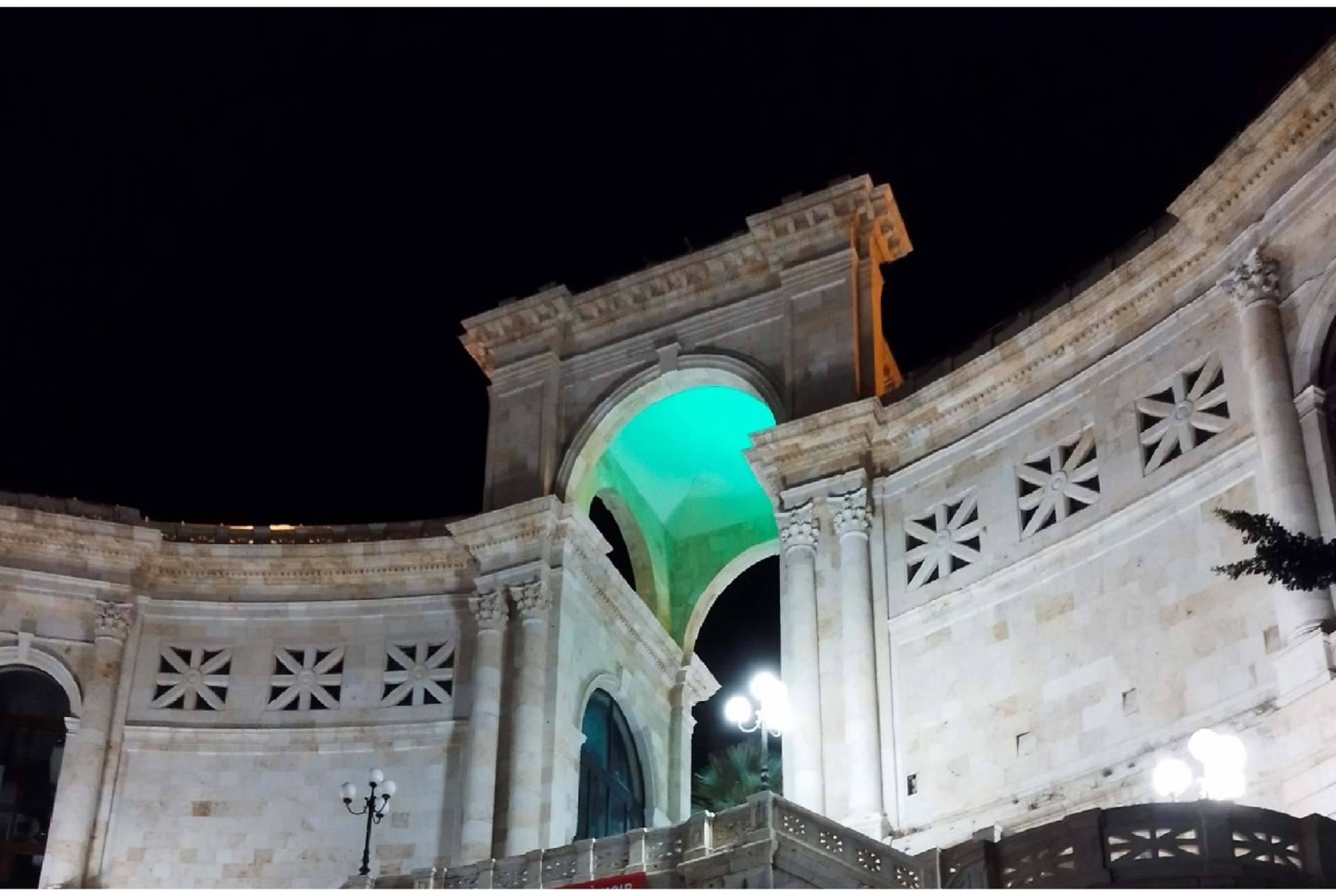 Il torrino del Bastione di Saint Remy illuminato di verde