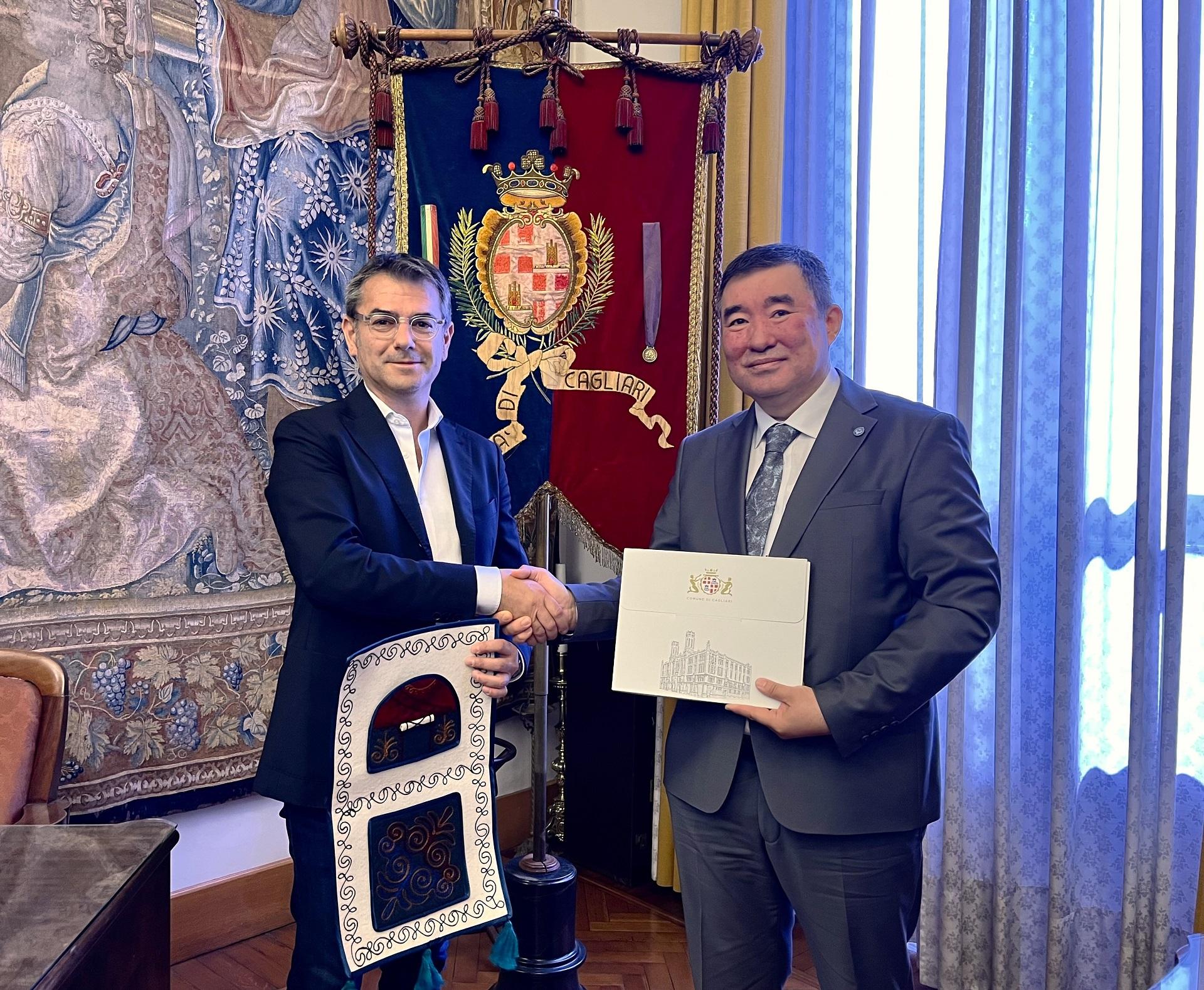 Il sindaco Zedda con l'ambasciatore del Kirghizistan Omuraliev
