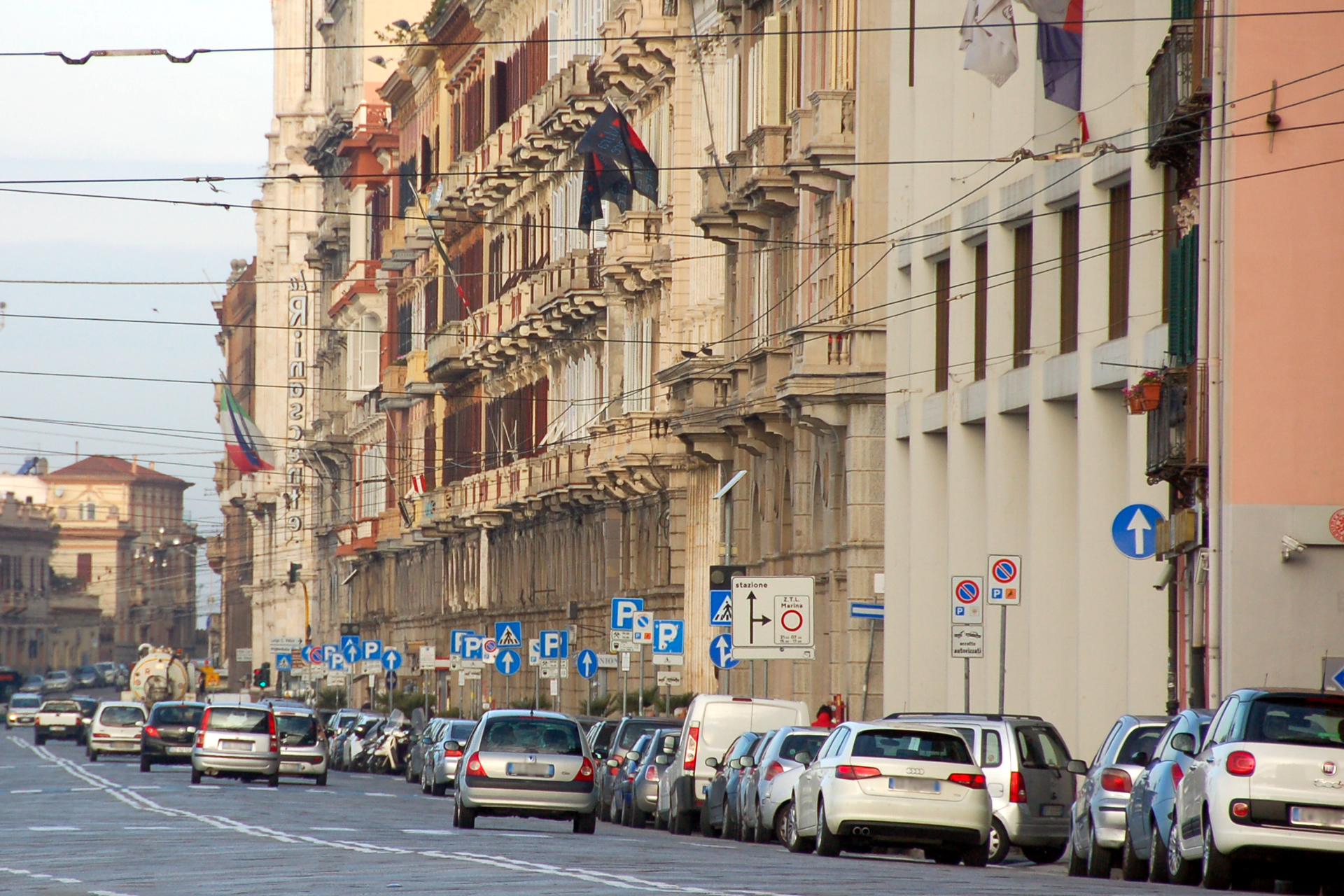 Sosta e traffico in via Roma