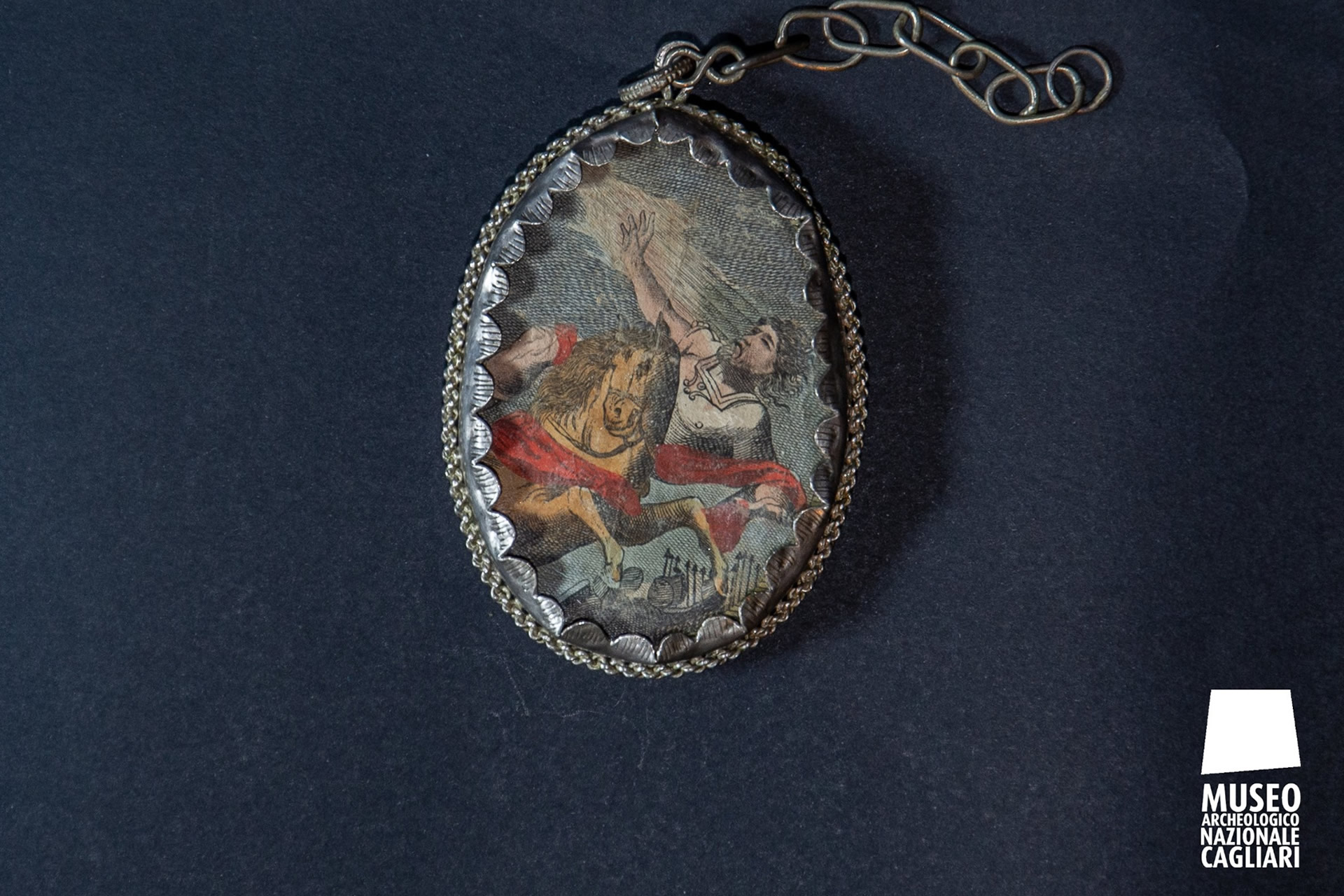 Reliquiario bifronte di forma ovale con montatura in lamina d'argento e filo ritorto - Museo Archeologico Nazionale di Cagliari