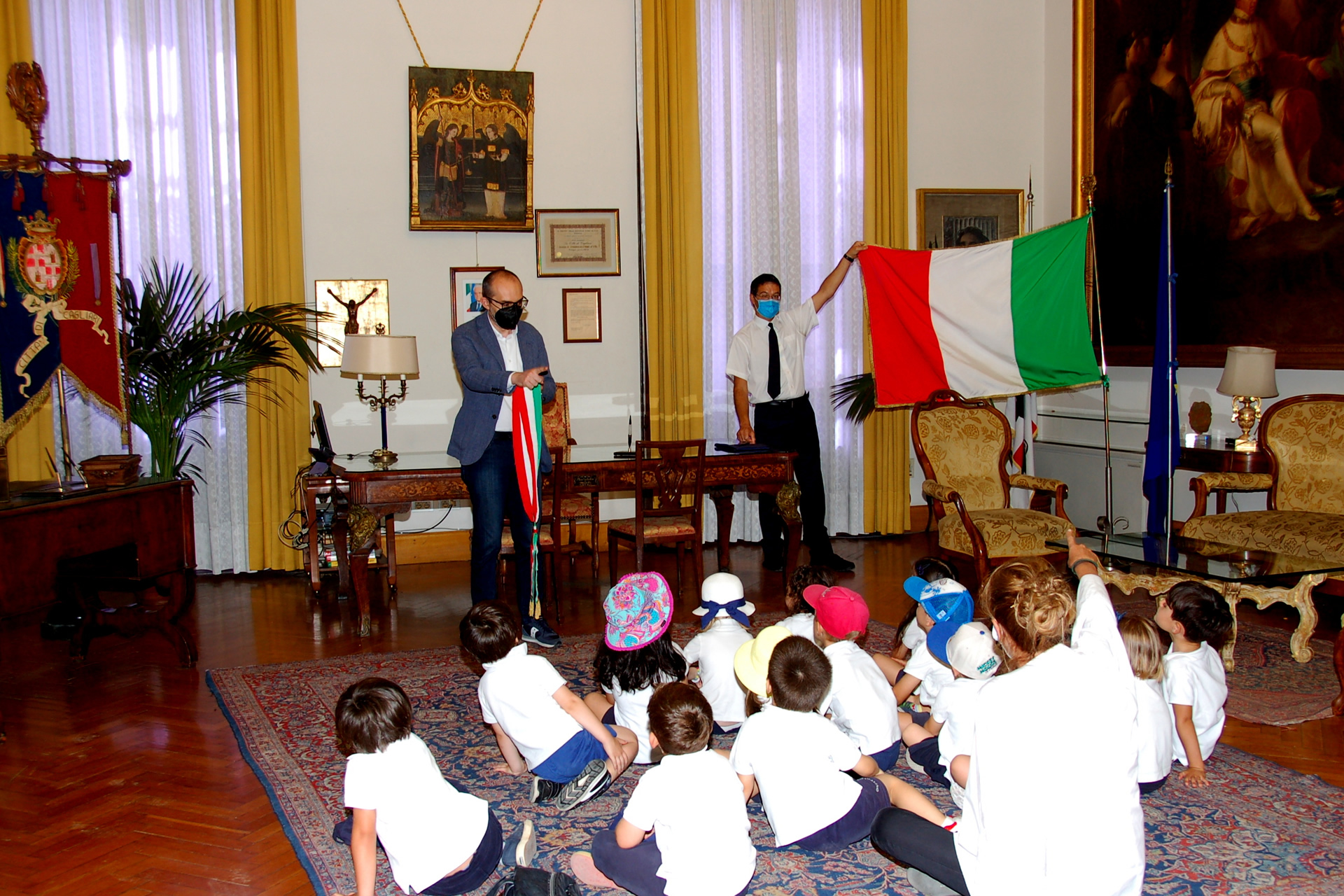 Paolo Truzzu e gli scolari della Chatterbox nella stanza del sindaco in Municipio