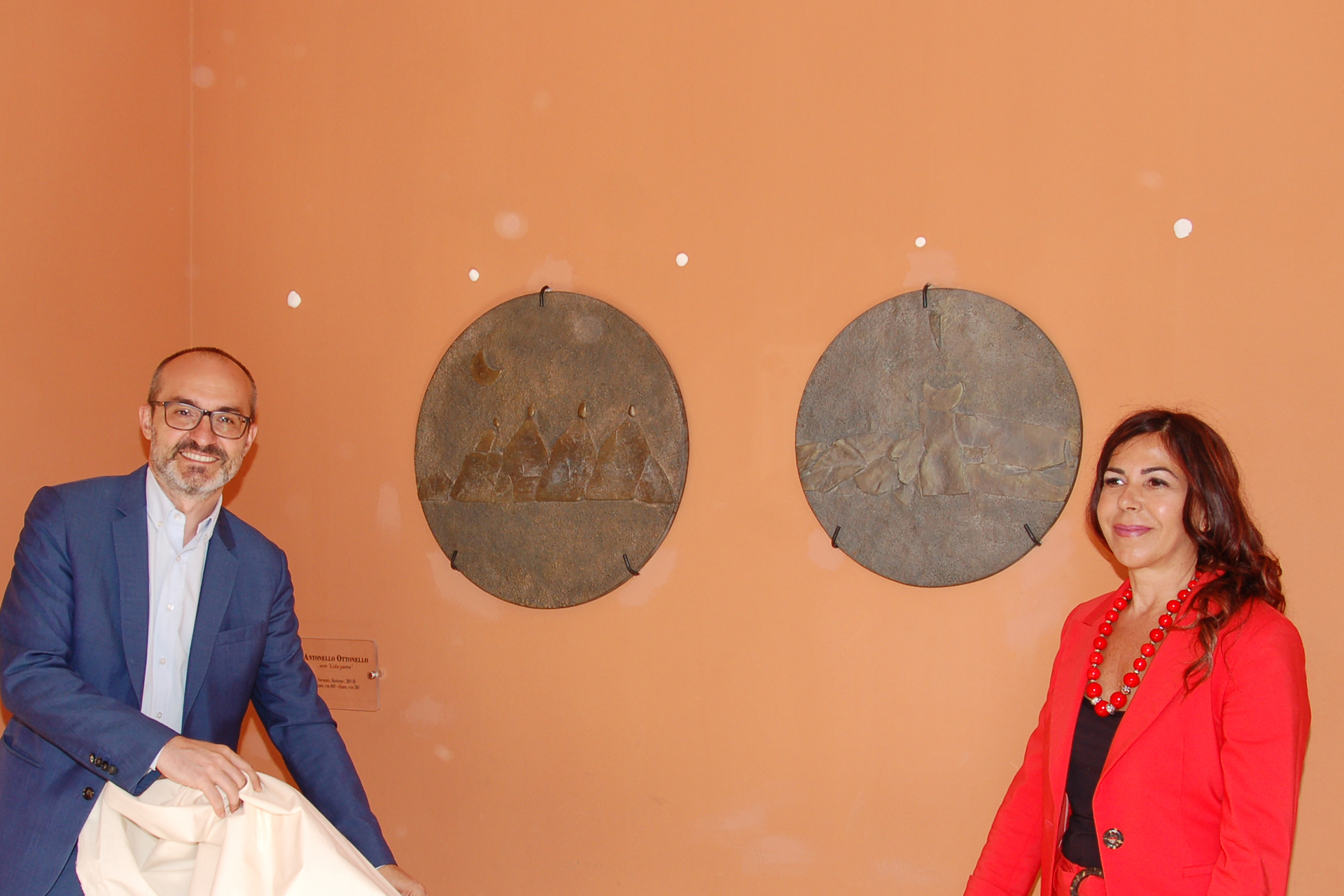 Il sindaco Paolo Truzzu e Maria Dolores Picciau: le opere donate da Ottonello ai Musei Civici