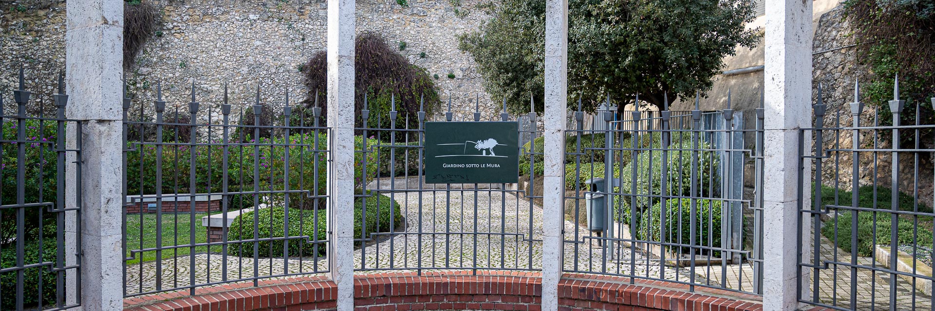 L'ingresso del Giardino sotto le mura.