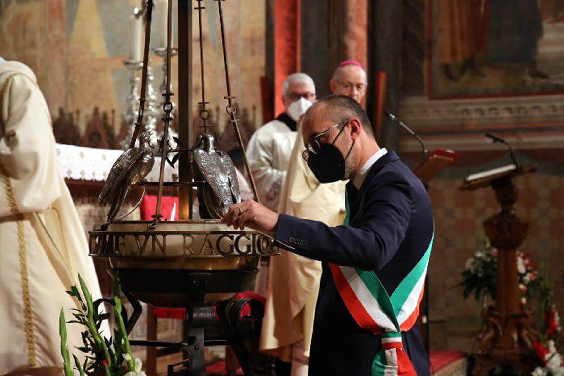 Truzzu accende la lampada perpetua sulla tomba di San Francesco.jpg