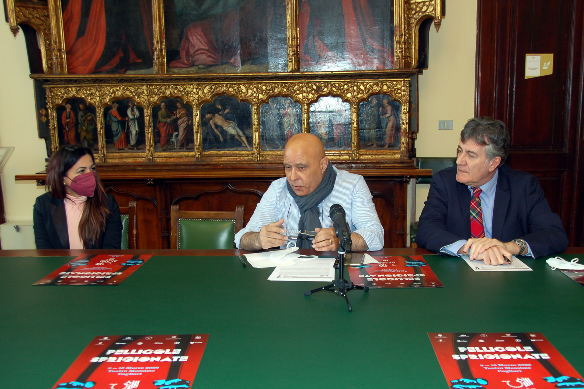 L'assessora alla Cultura Maria D. Picciau e il Presidente del Consiglio Comunale E. Tocco con Fawzi Ismai: AL Ard film Festival Pellicole Sprigionate