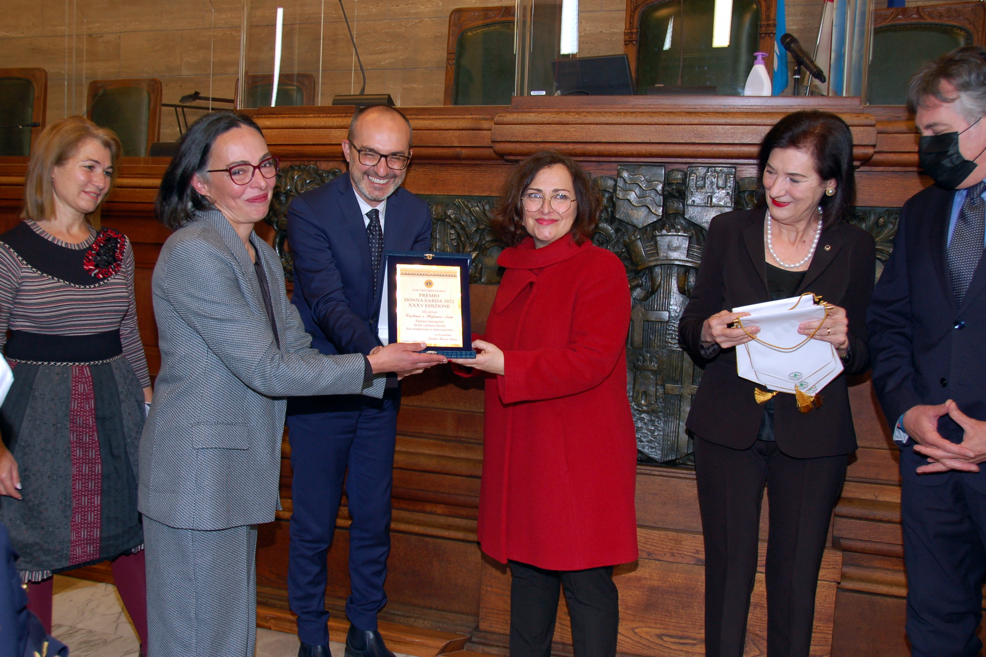 Il sindaco Paolo Truzzu consegna alle Sorelle Ariu il Premio Donna Sarda 2022