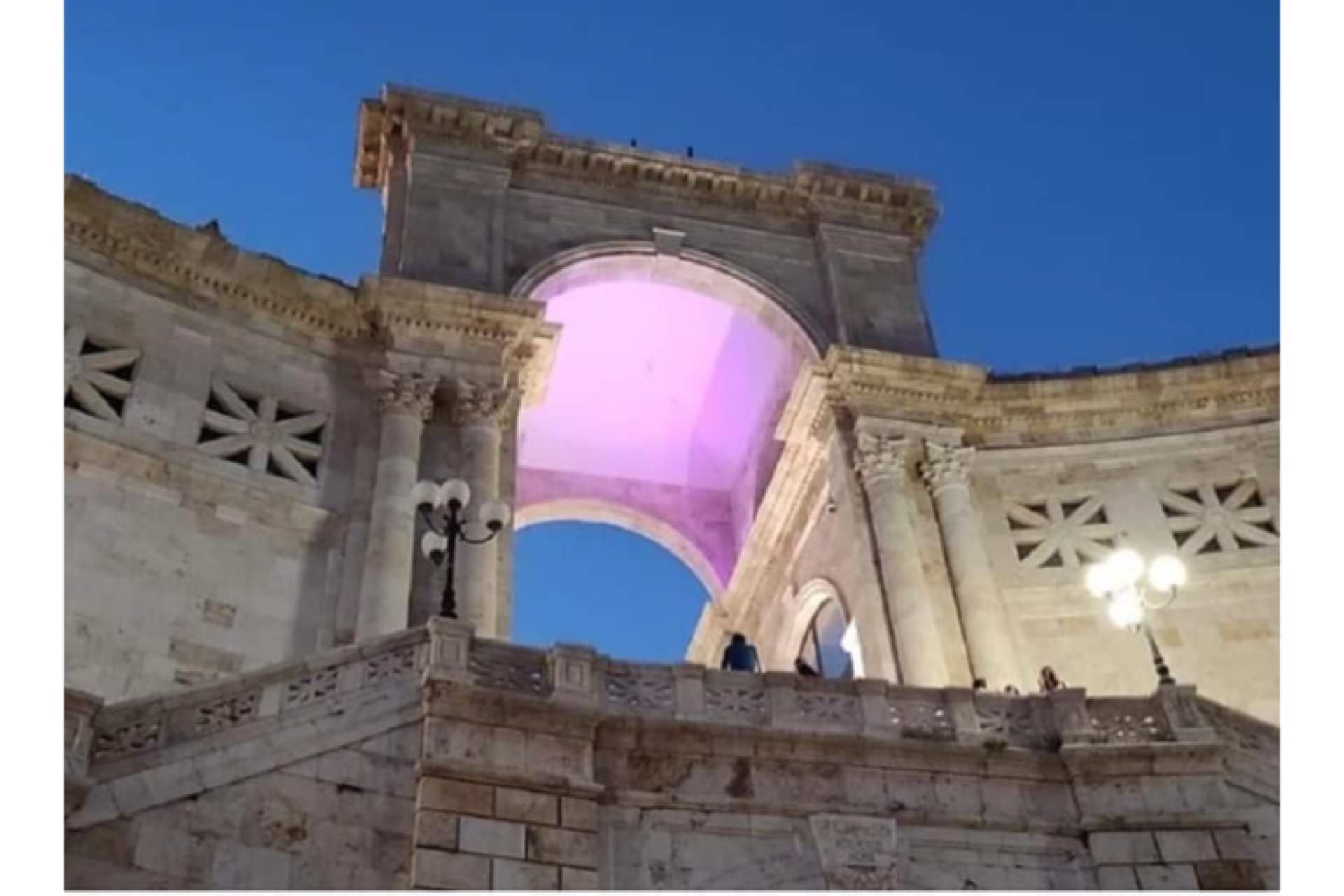Il Bastione illuminato di rosa