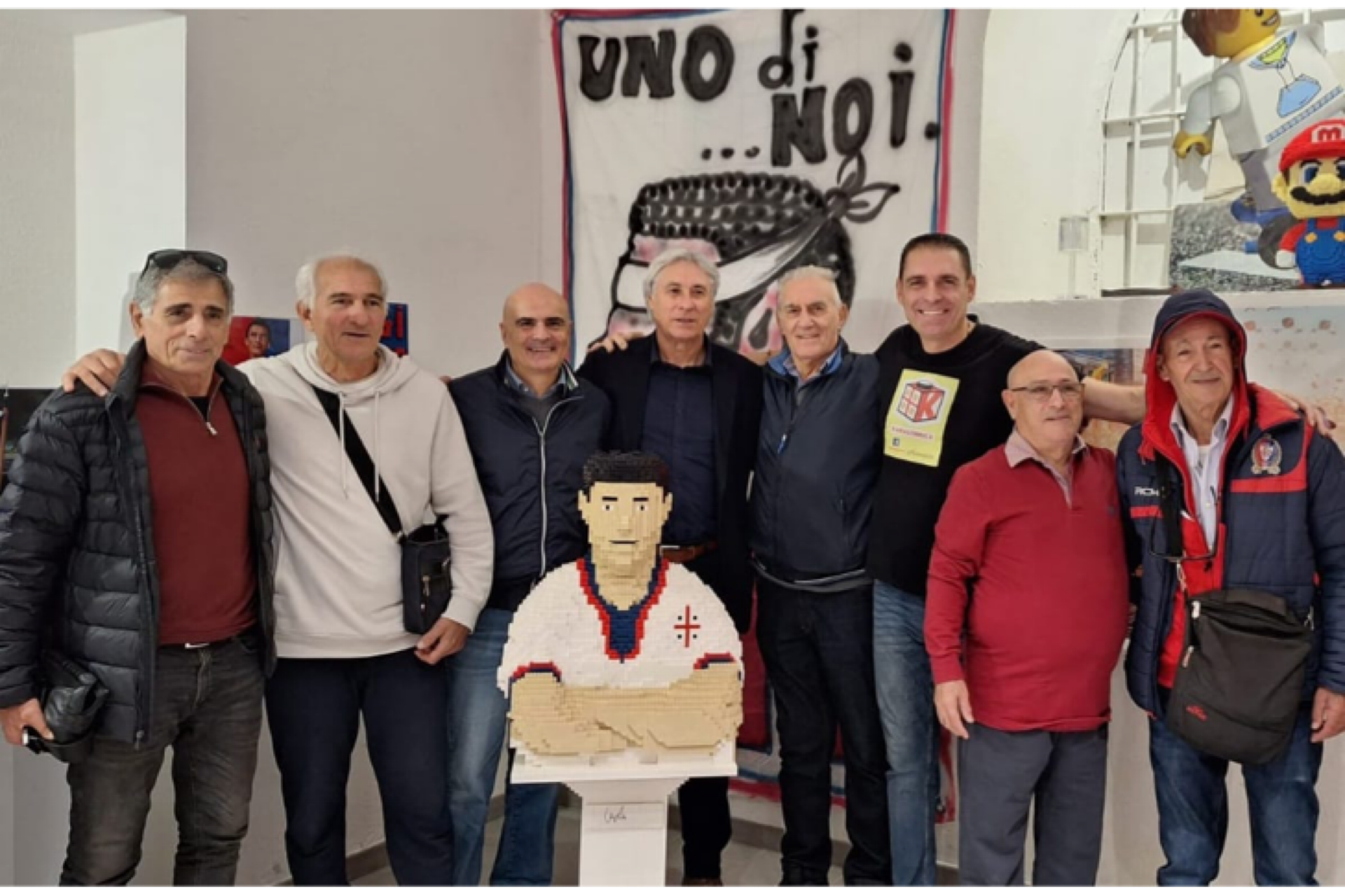 La presentazione ufficiale del mezzobusto di Gigi Riva