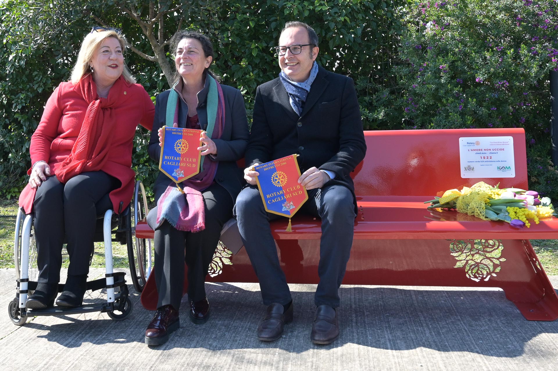 Alessandra Maccioni Rita Dedola Giorgio Angius all'inaugurazione della panchina rossa a Terramaini