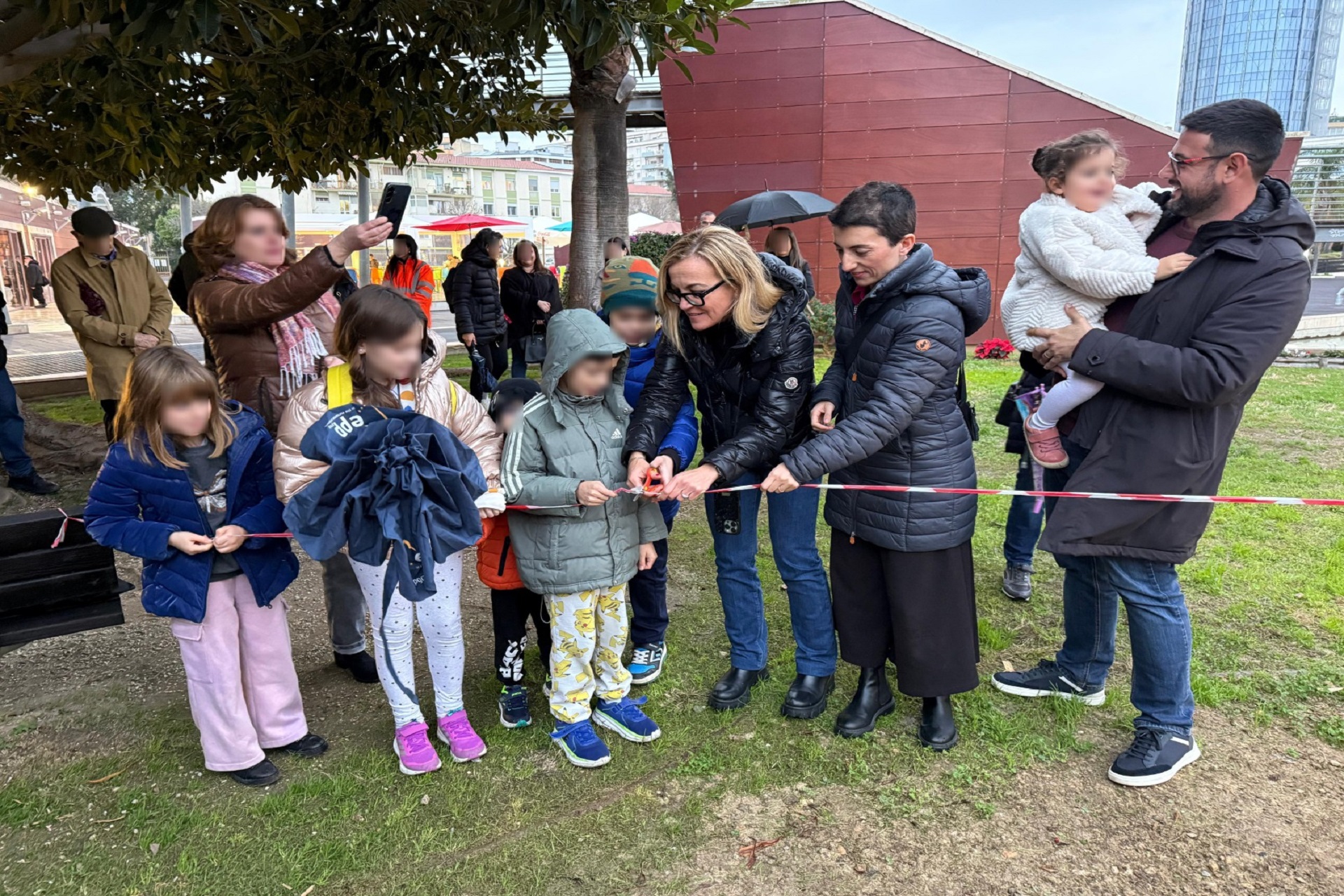 Il taglio simbolico del nastro nella nuova area giochi al Parco della Musica