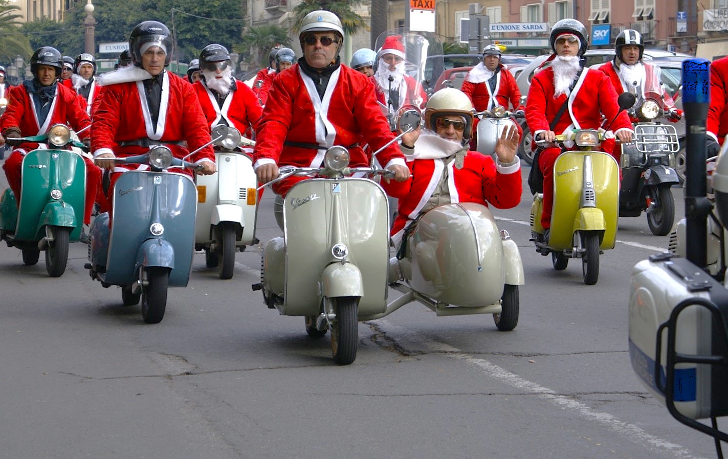 Cagliari-Babbo Natale in Vespa (foto Vespa Club Cagliari)