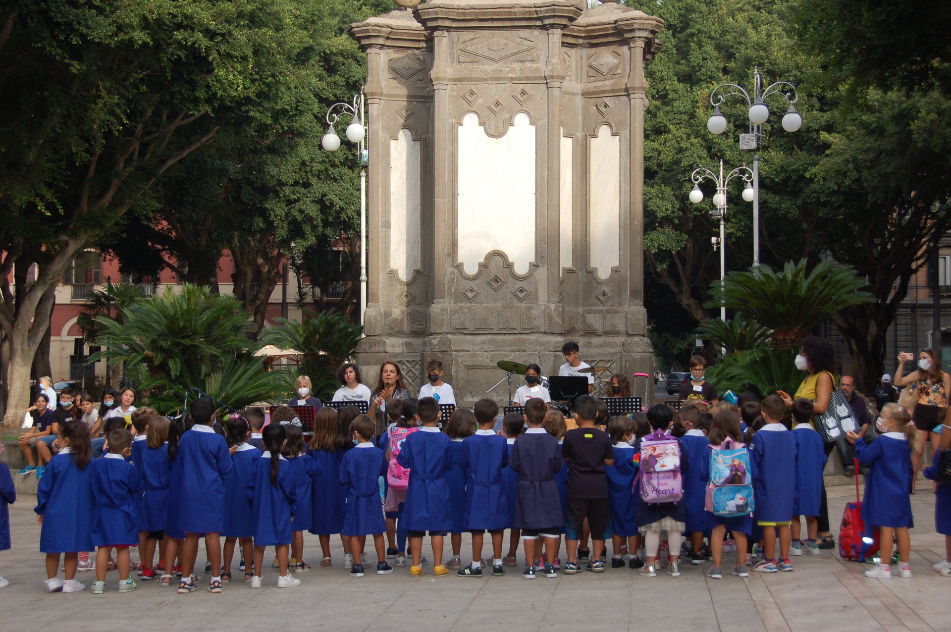 Gli alunni della "Satta" in Piazza del Carmine