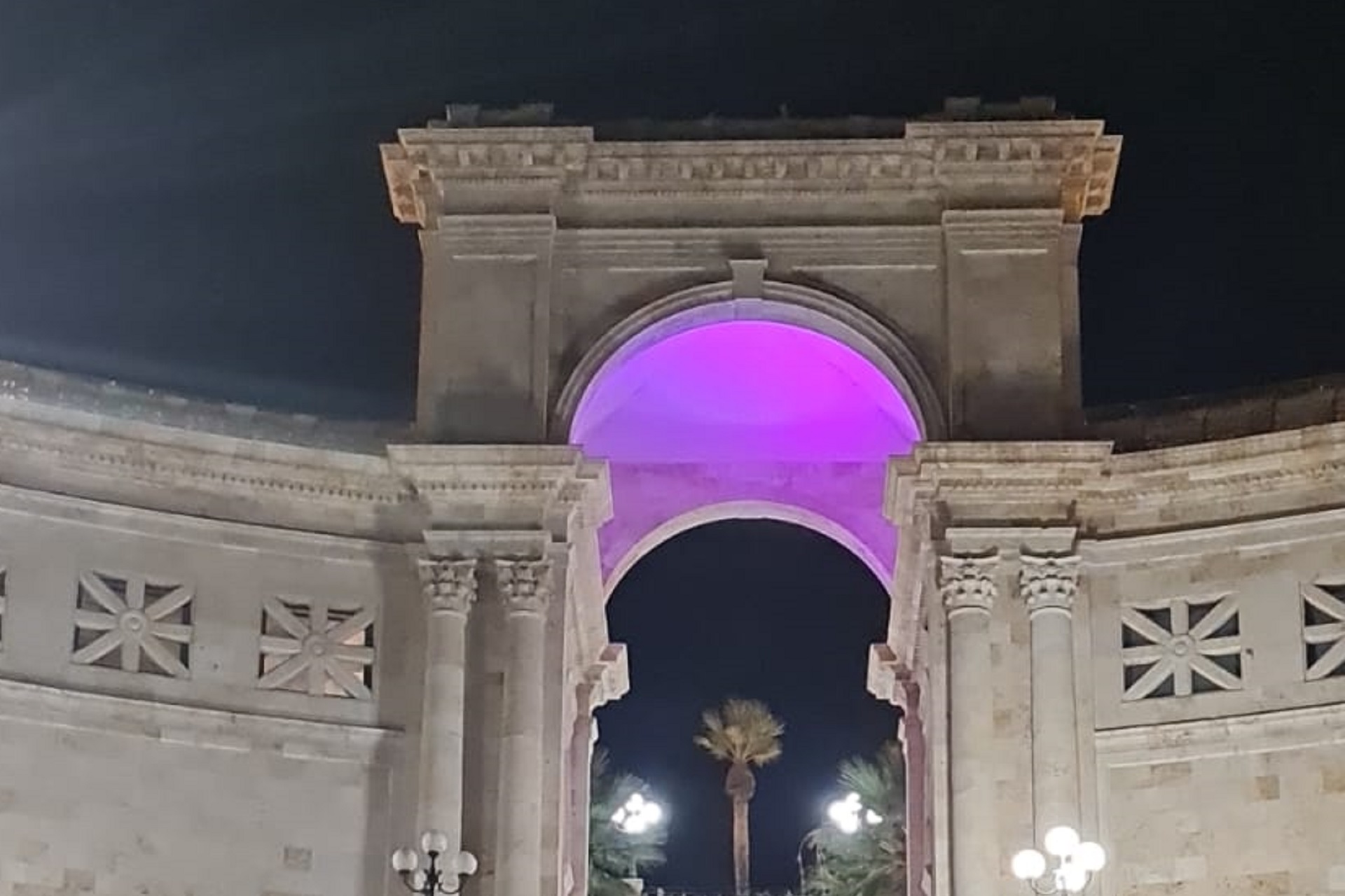 Il Bastione di Saint Remy illuminato di viola