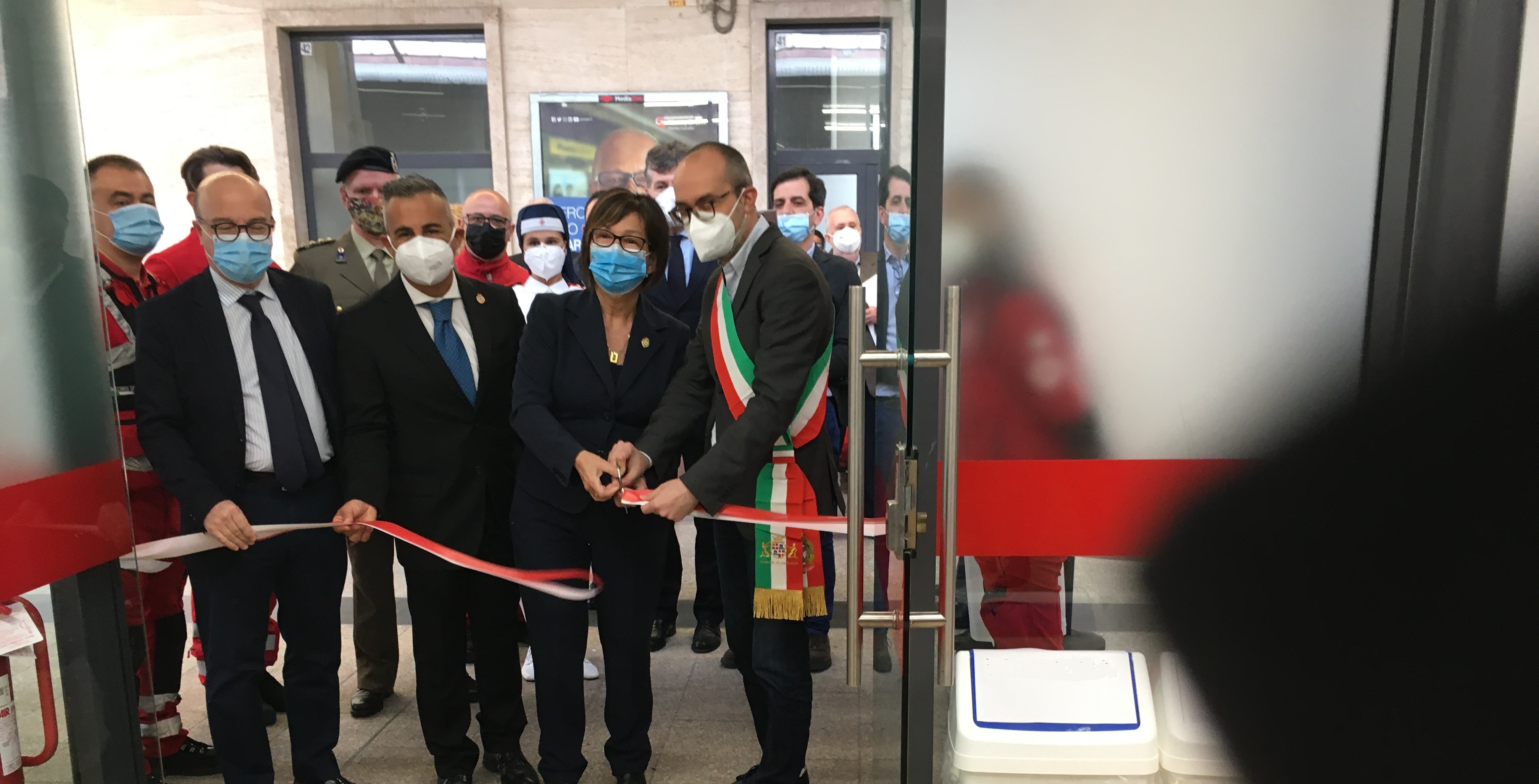 Cagliari- - il sindaco Paolo Truzzu con la presidente CRI Fernanda Loche