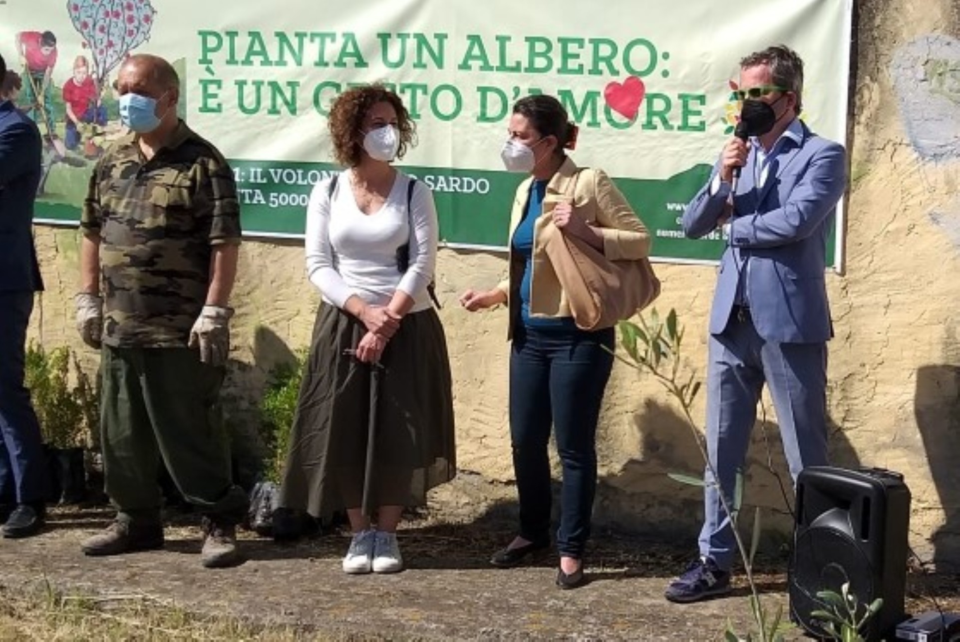 Carlo Tack e Rita Dedola nel giardino urbano di quartiere a Pirri