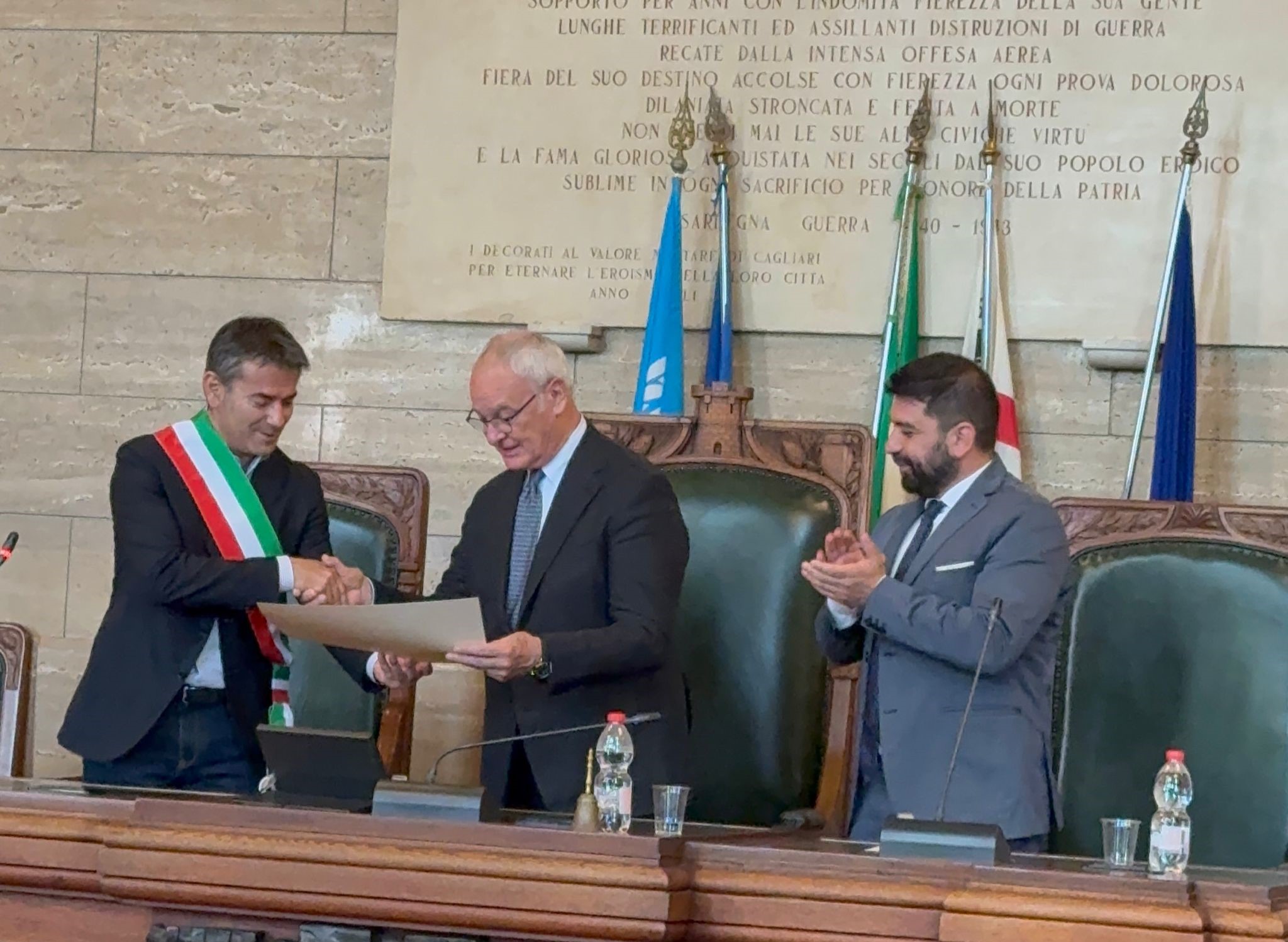 La consegna della pergamena in Municipio