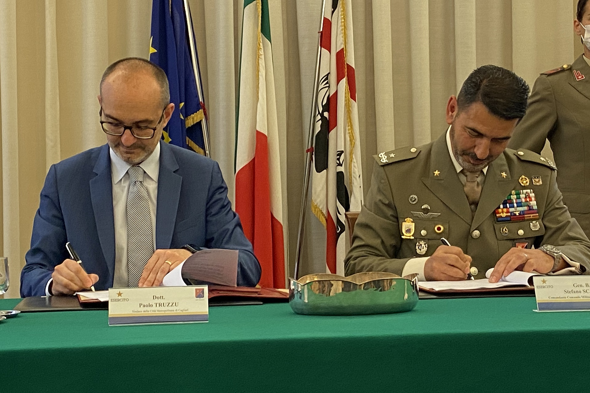 Il Sindaco Paolo Truzzu e il generale Stefano Scanu