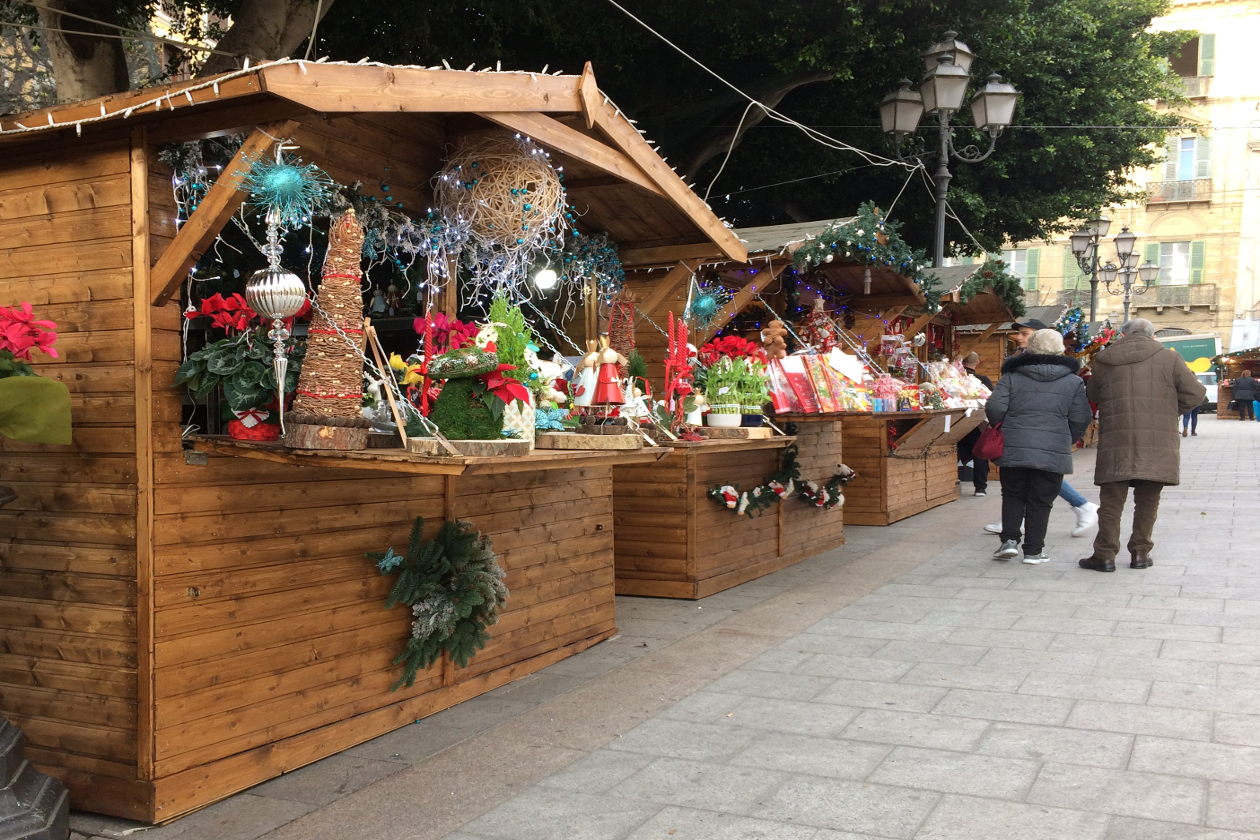 Cagliari - Mercatini di Natale in piazza Del Carmine (archivio)