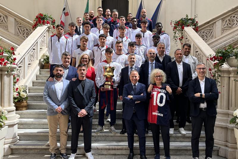 Il Cagliari Primavera in Municipio con la Coppa Italia