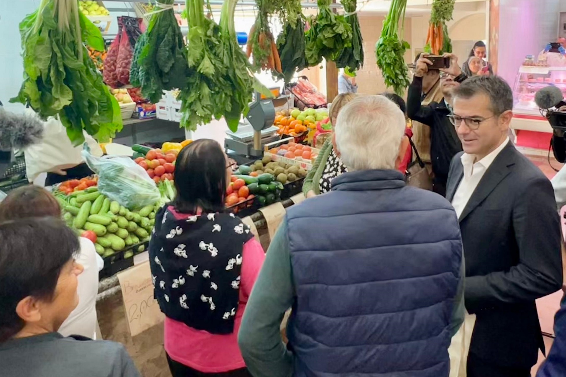 Il sindaco Massimo Zedda al mercato di Is Bingias