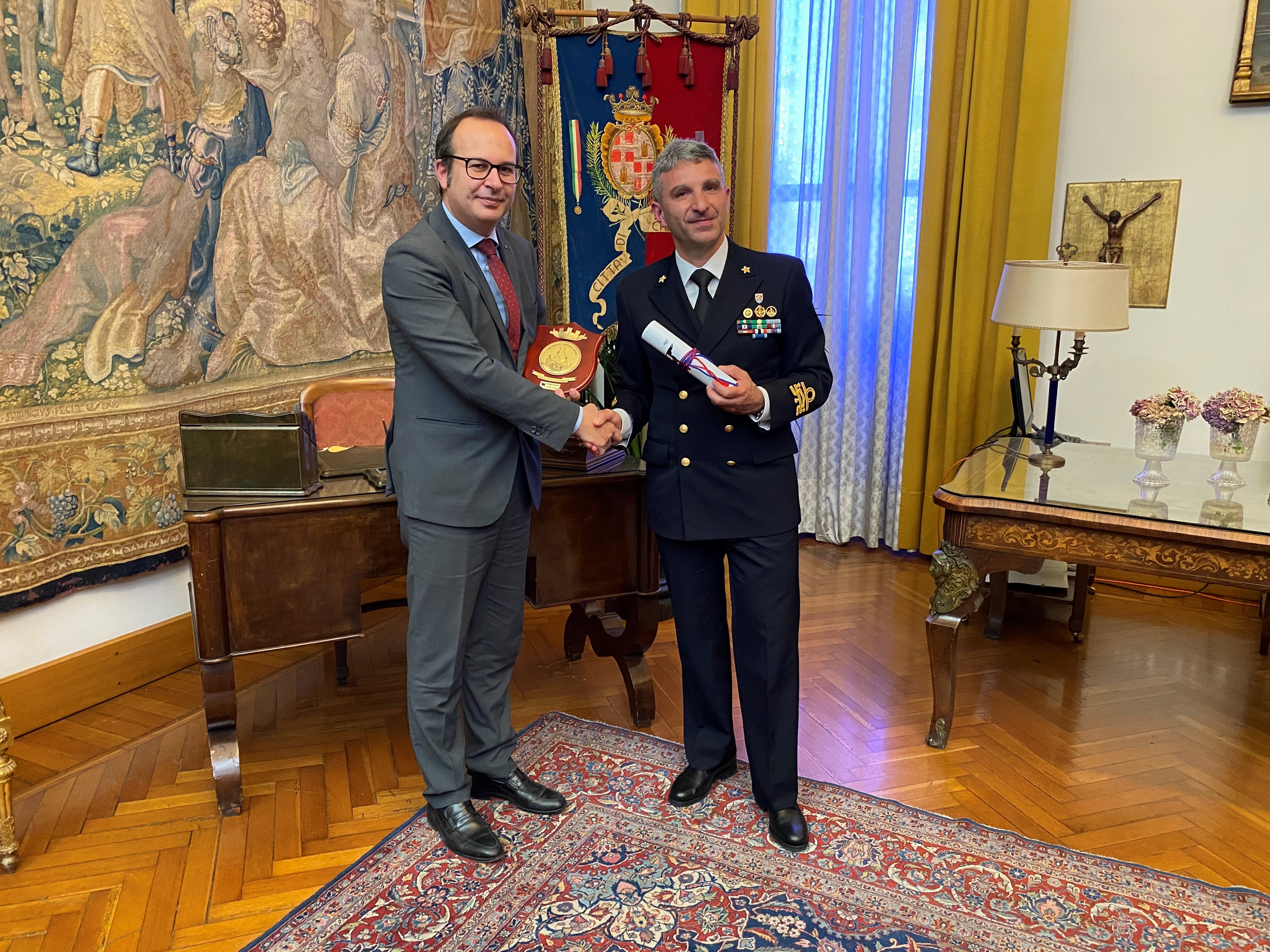 Il vice sindaco Giorgio Angius e il Contrammiraglio Valentino Rinaldi