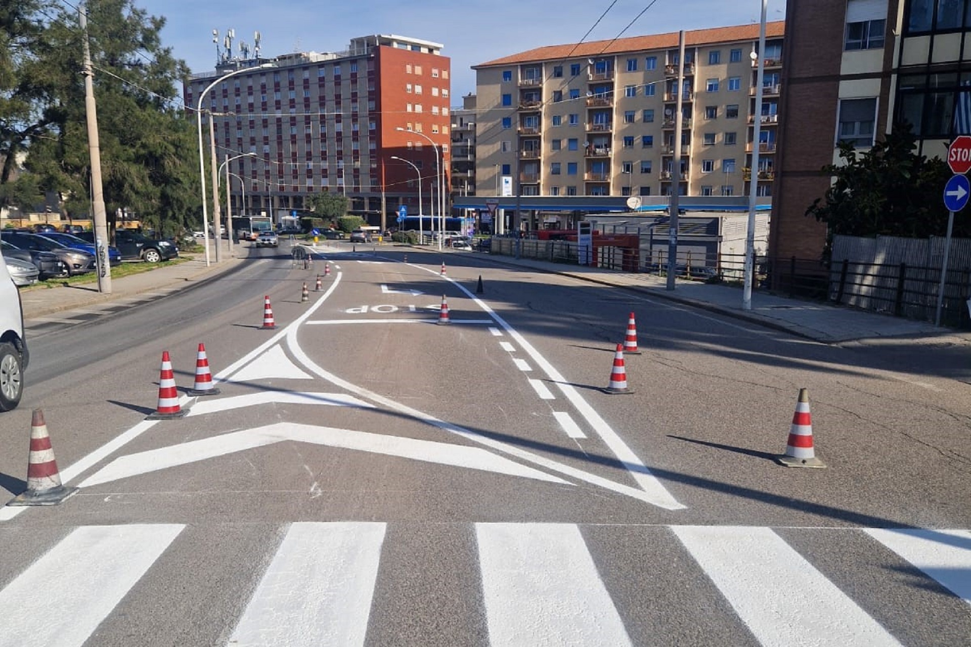 La nuova segnaletica in via Is Mirrionis