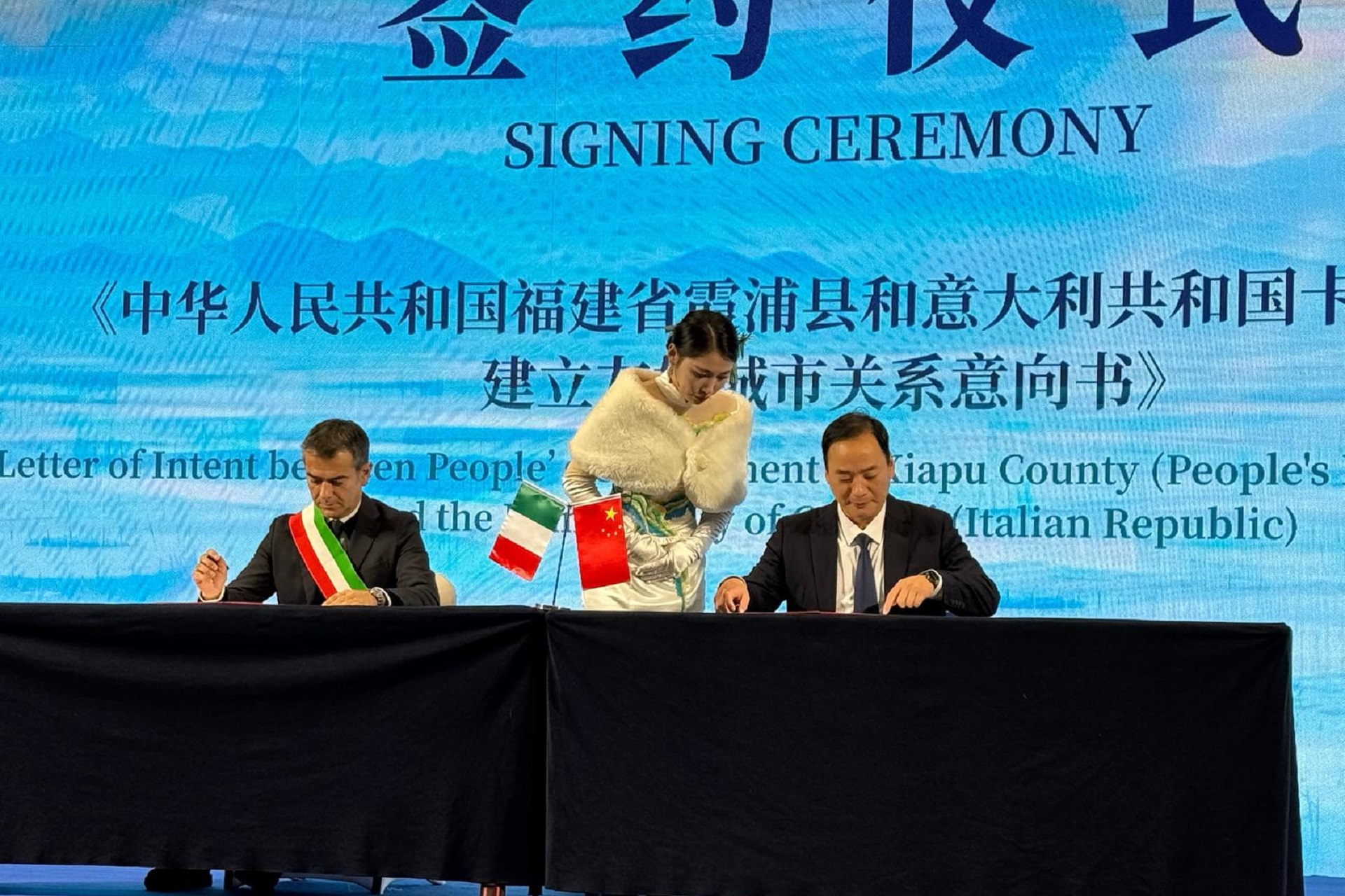 La firma della lettera di intenti tra Cagliari e Xiapu