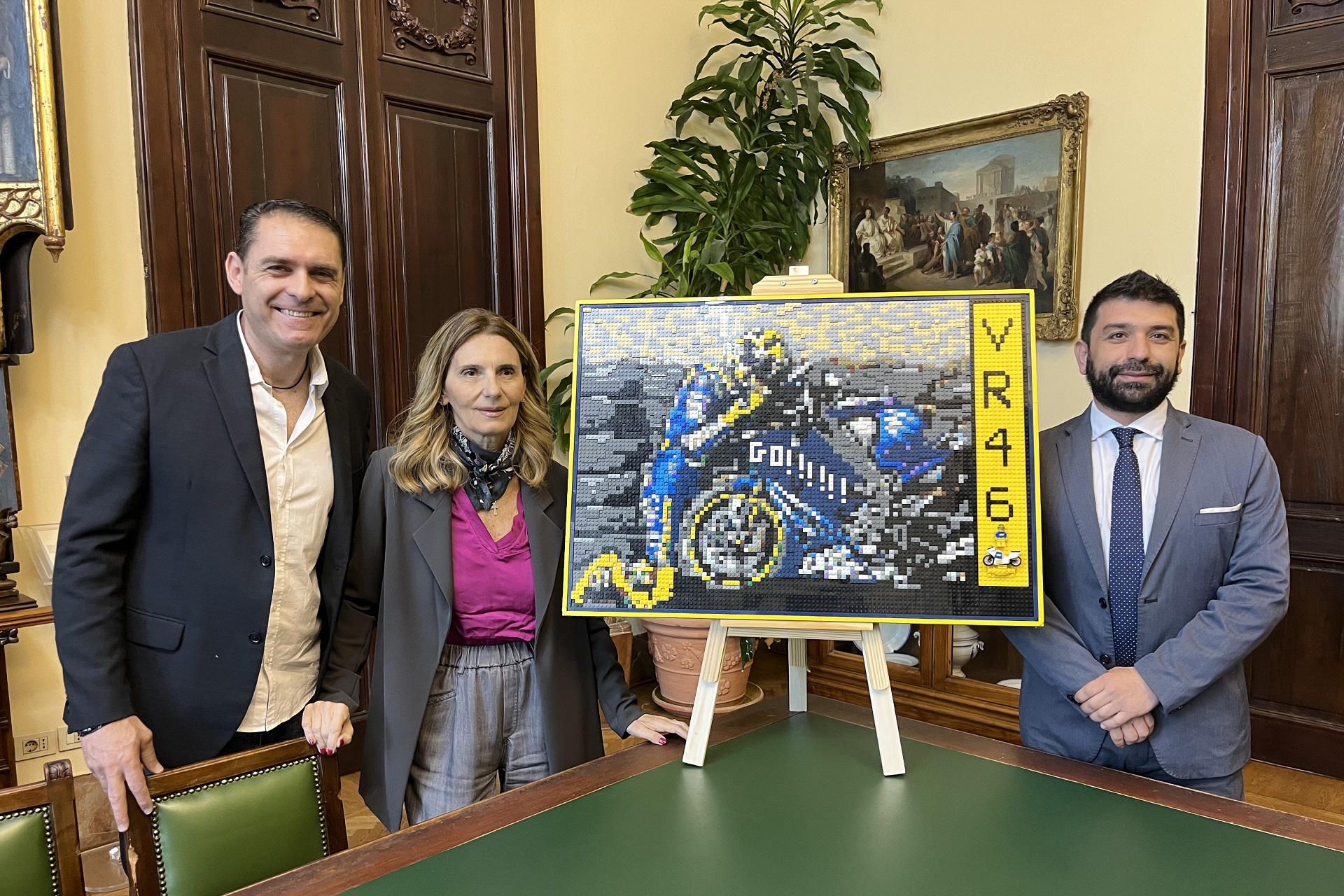 Maurizio Lampis, Maria Francesca Chiappe e Marco Benucci con una delle opere della mostra