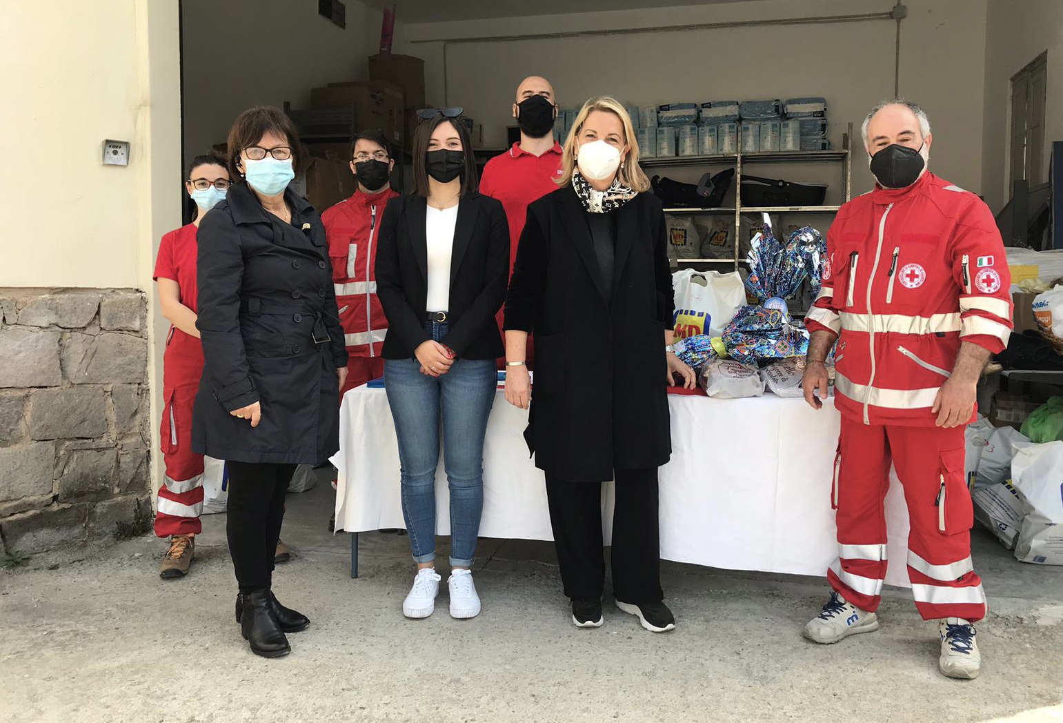 L'assessore Lantini, la consigliera Scarfò e la presidente CRI Loche.jpg