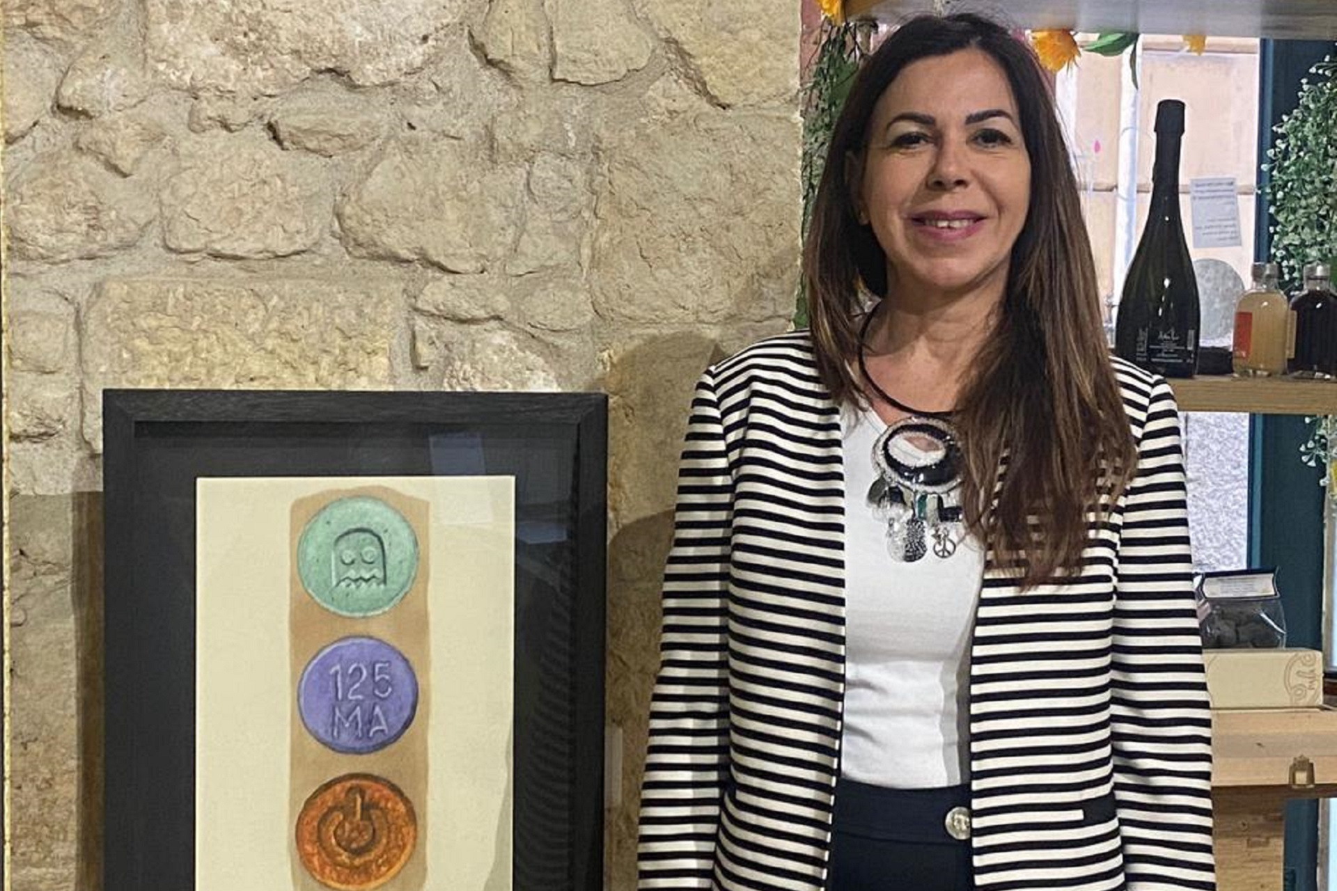 Maria Dolores Picciau accanto auna delle opere di arteXarte