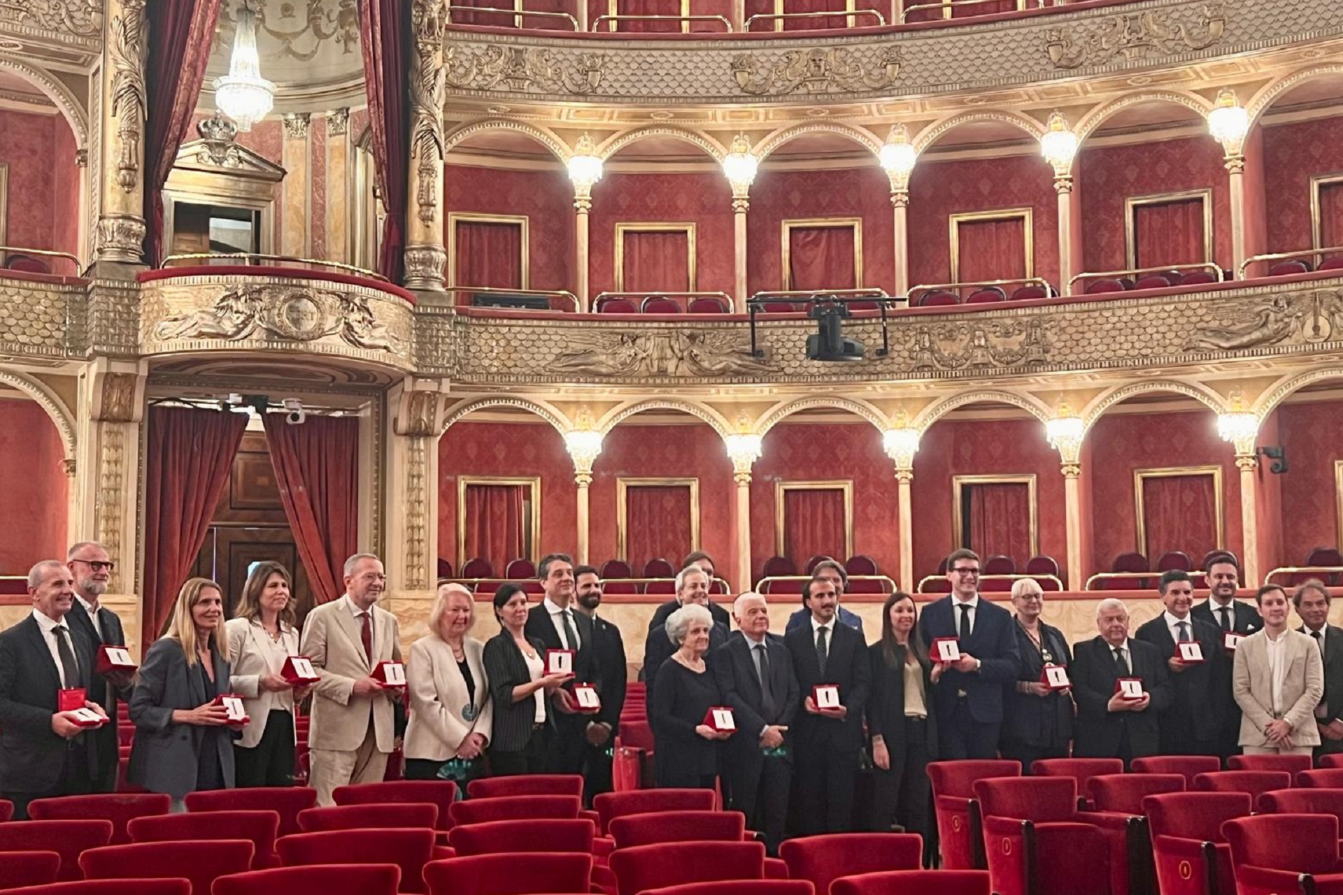 Foto di gruppo al Teatro dell'Opera di Roma