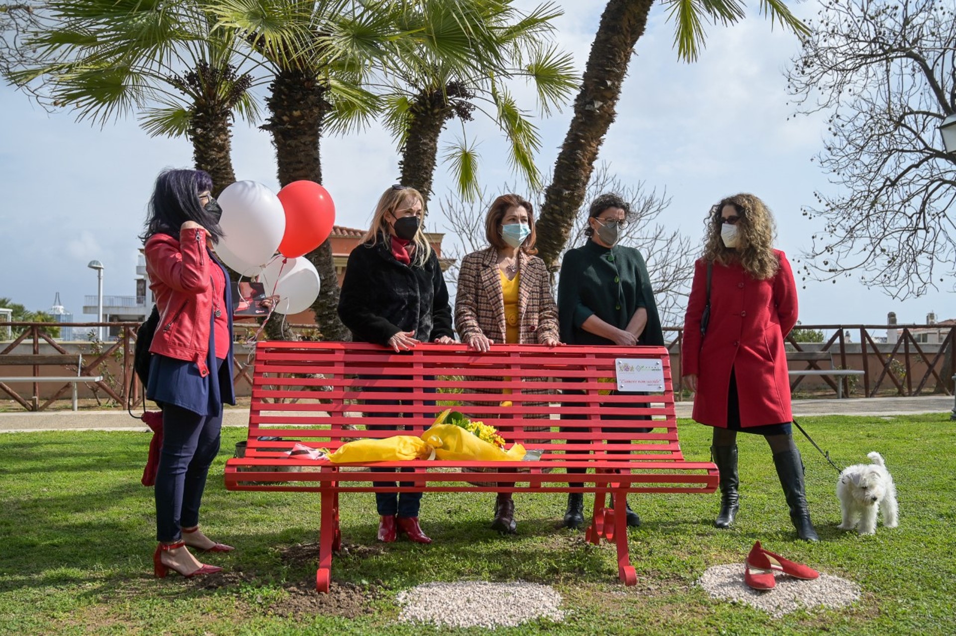 L'inaugurazione della panchina rossa ai Giardini Pubblici
