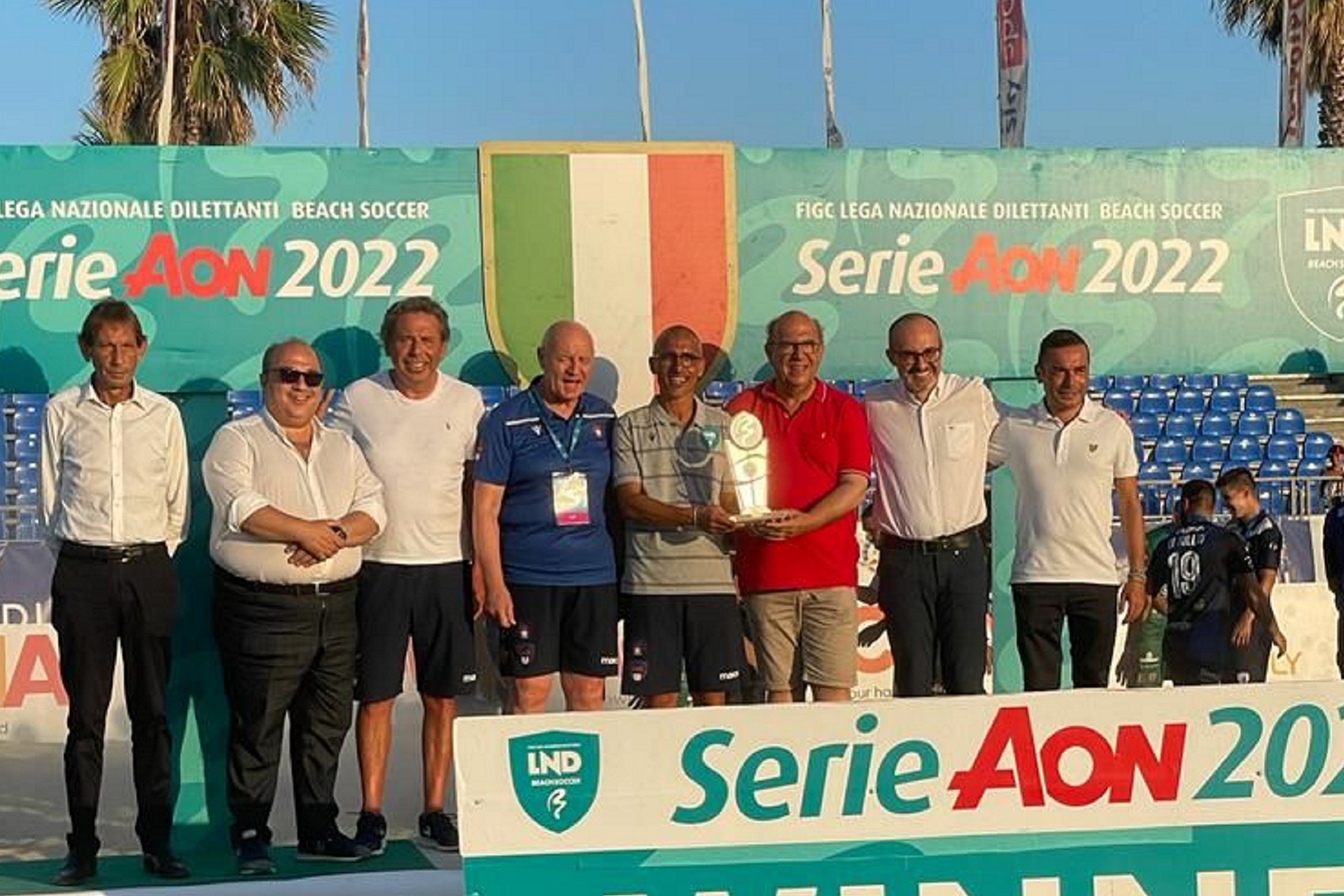Paolo Truzzu e Andrea Floris alla premiazione del Beach Soccer