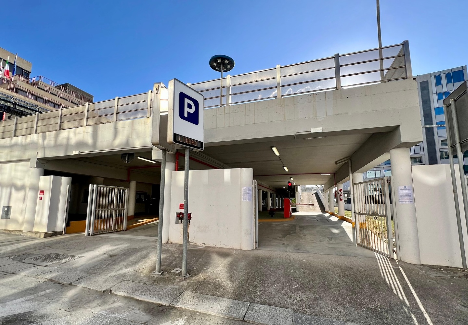 Cagliari-Parcheggio in struttura via C. Battisti