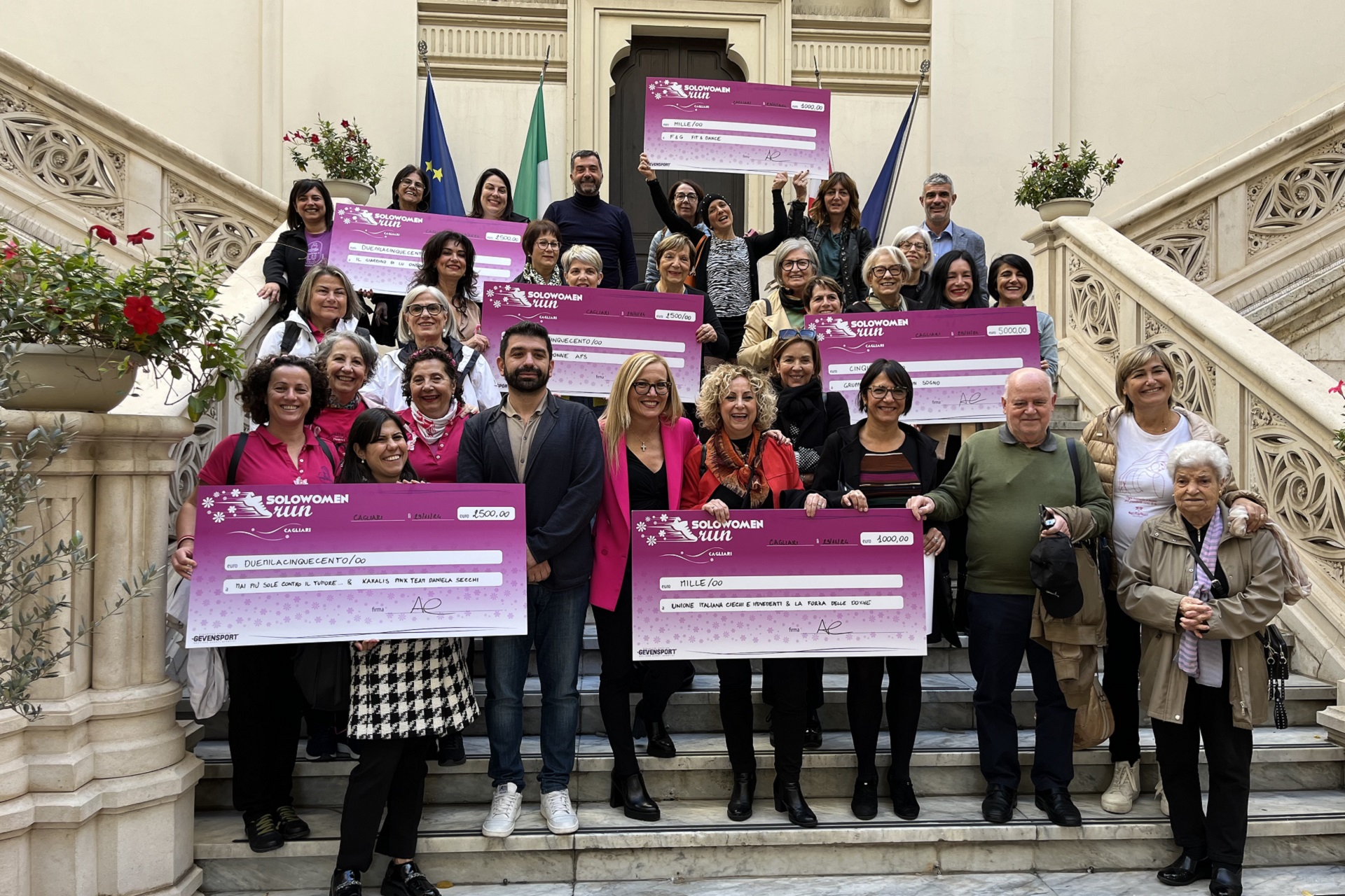 Foto di gruppo dopo la premiazione del Charity Goal